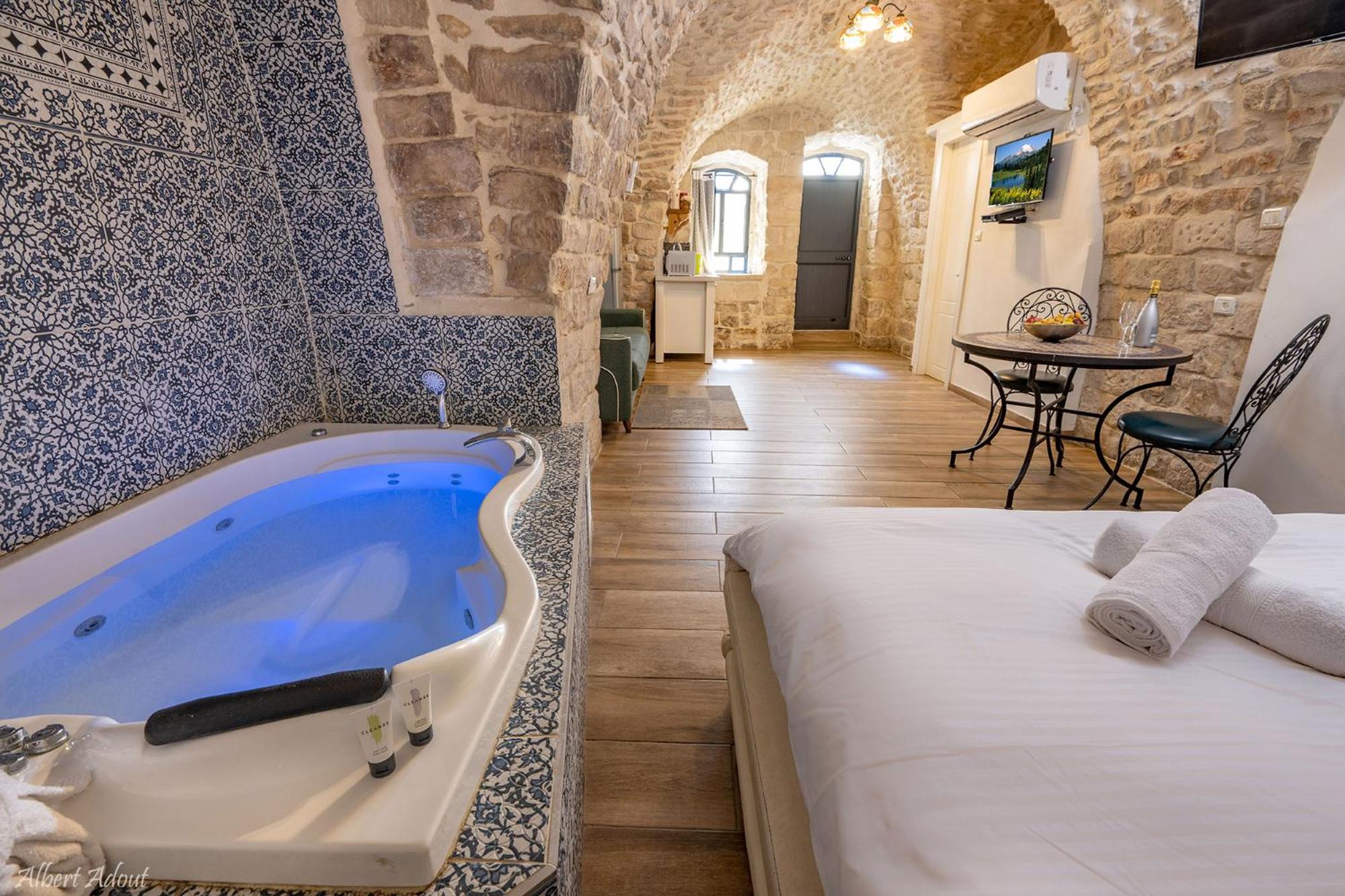 Deluxe Suite with Spa Bath - Photo 9