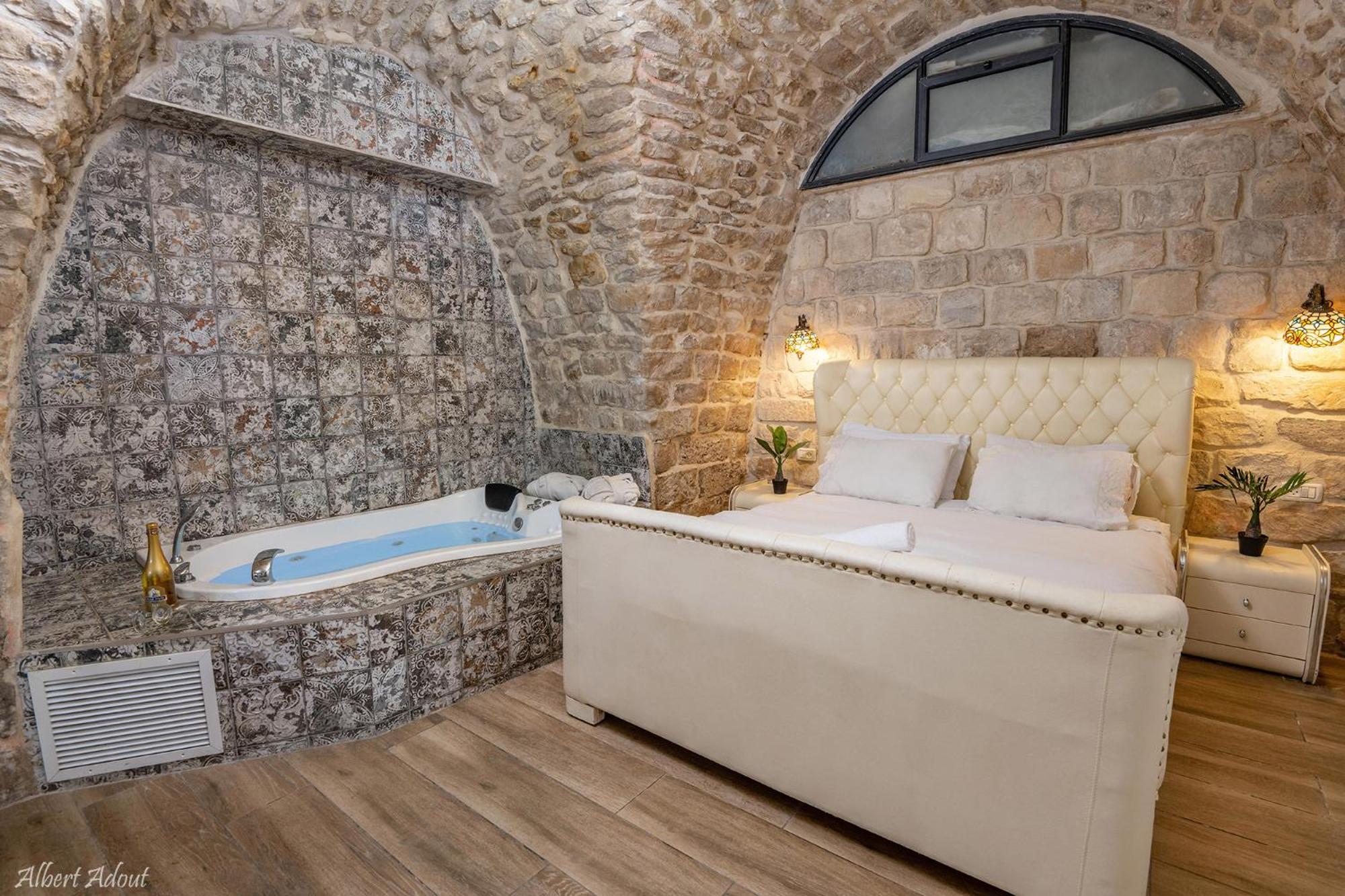 Deluxe Suite with Spa Bath - Photo 15