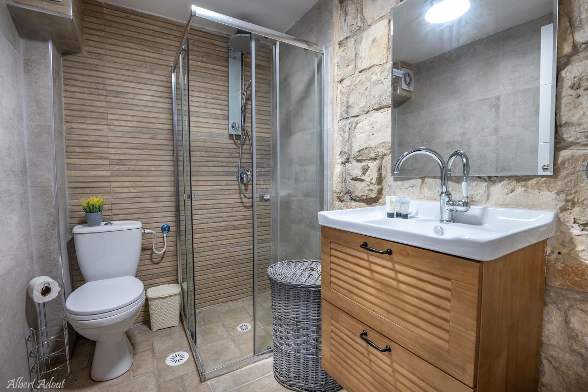 Deluxe Suite with Spa Bath - Photo 4