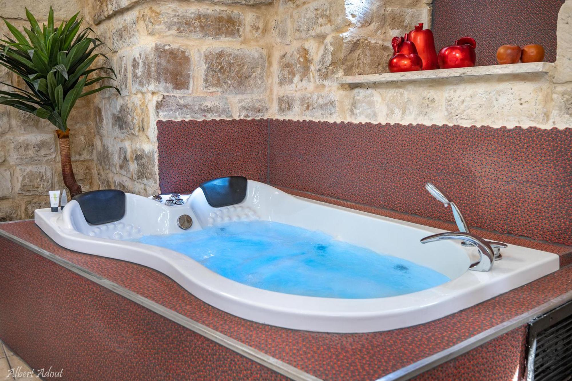 Deluxe Suite with Spa Bath - Photo 16