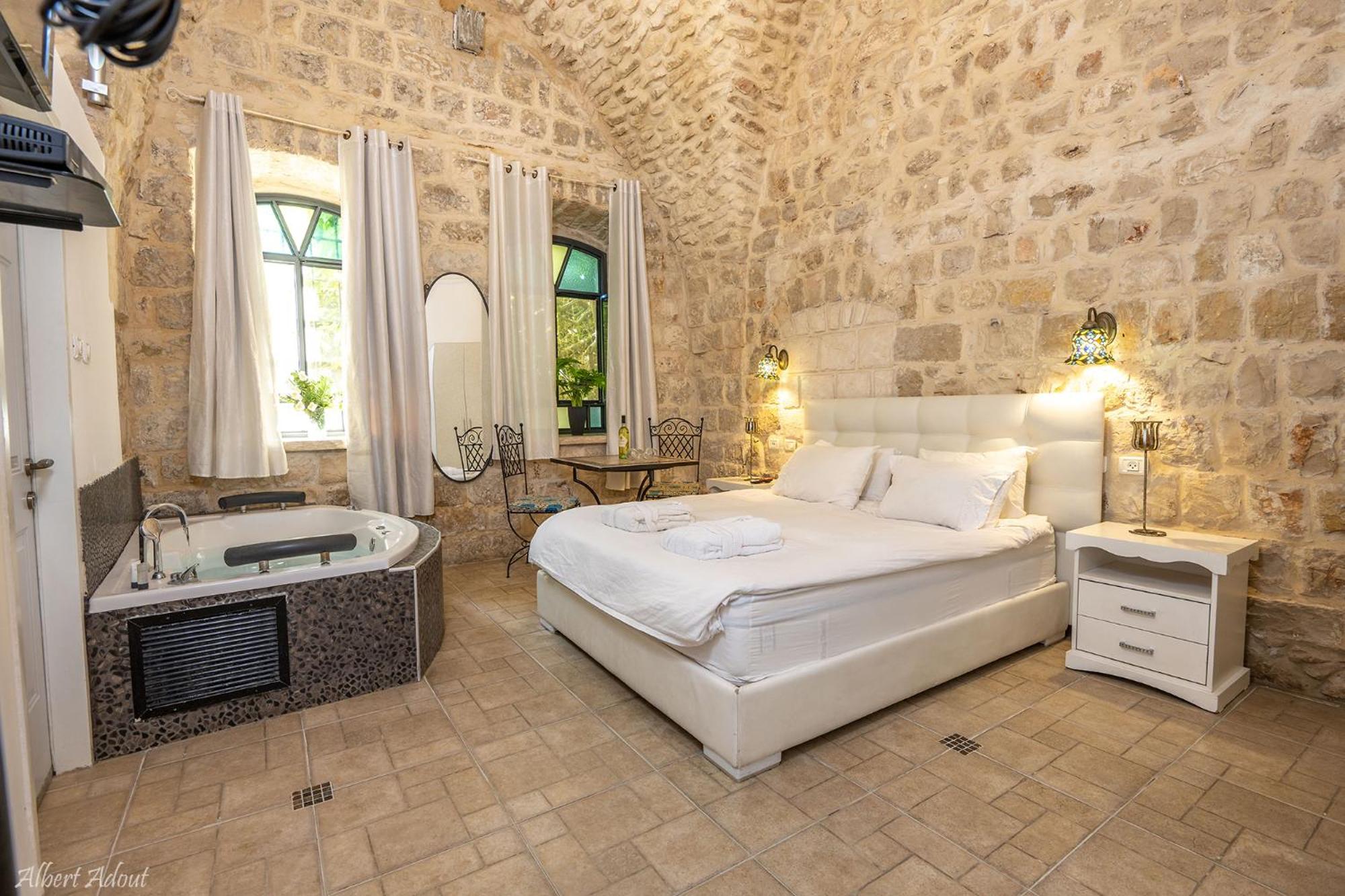 Deluxe Suite with Spa Bath - Photo 6