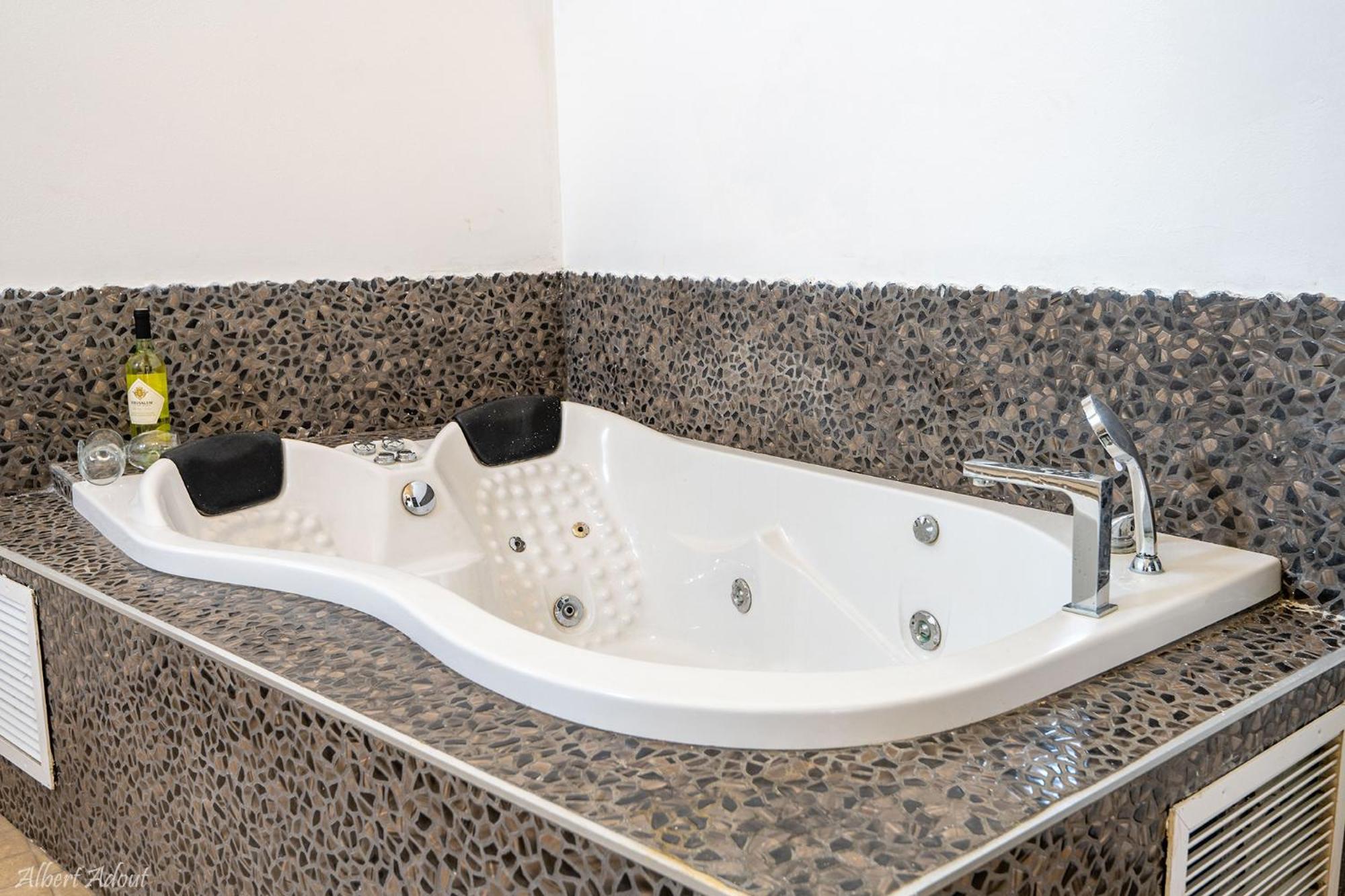 Deluxe Suite with Spa Bath - Photo 7