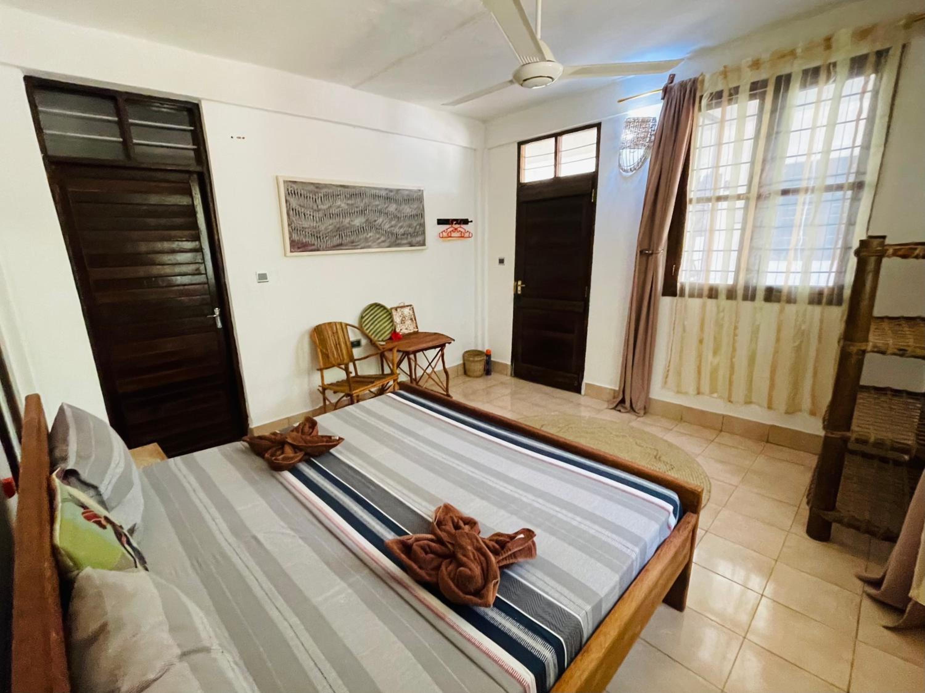 Standard King Room - Photo 19
