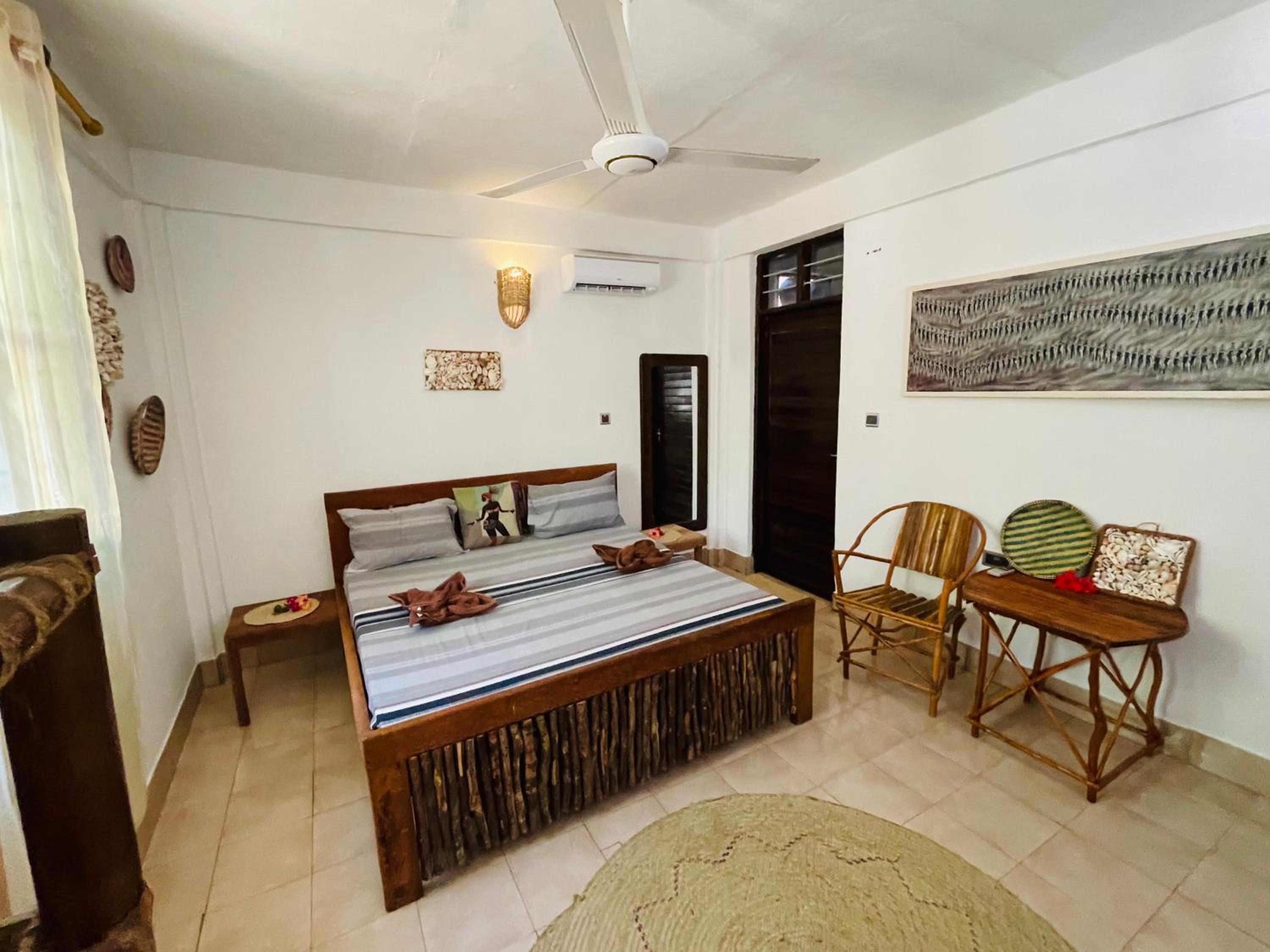 Standard King Room - Photo 15