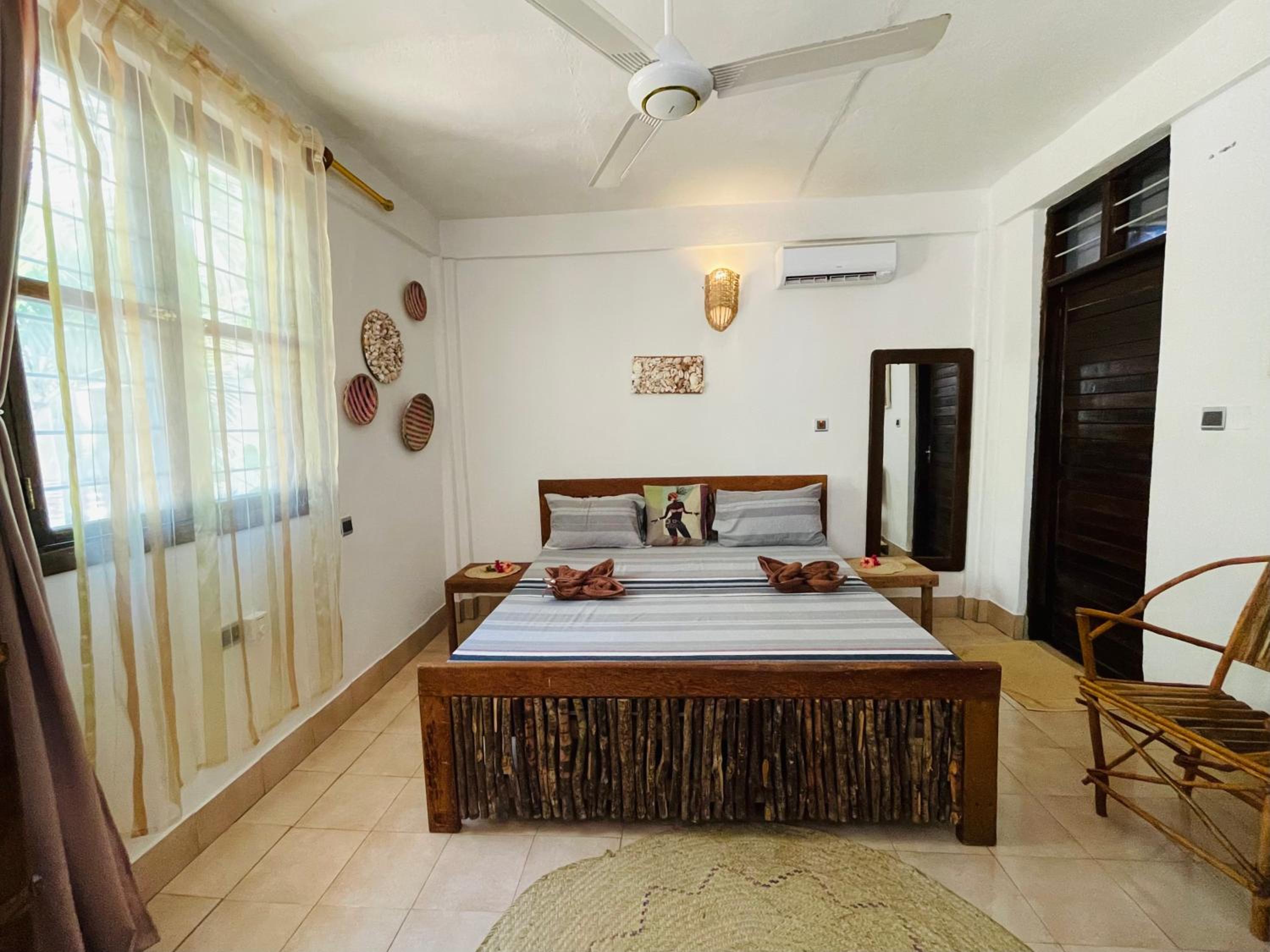 Standard King Room - Photo 18