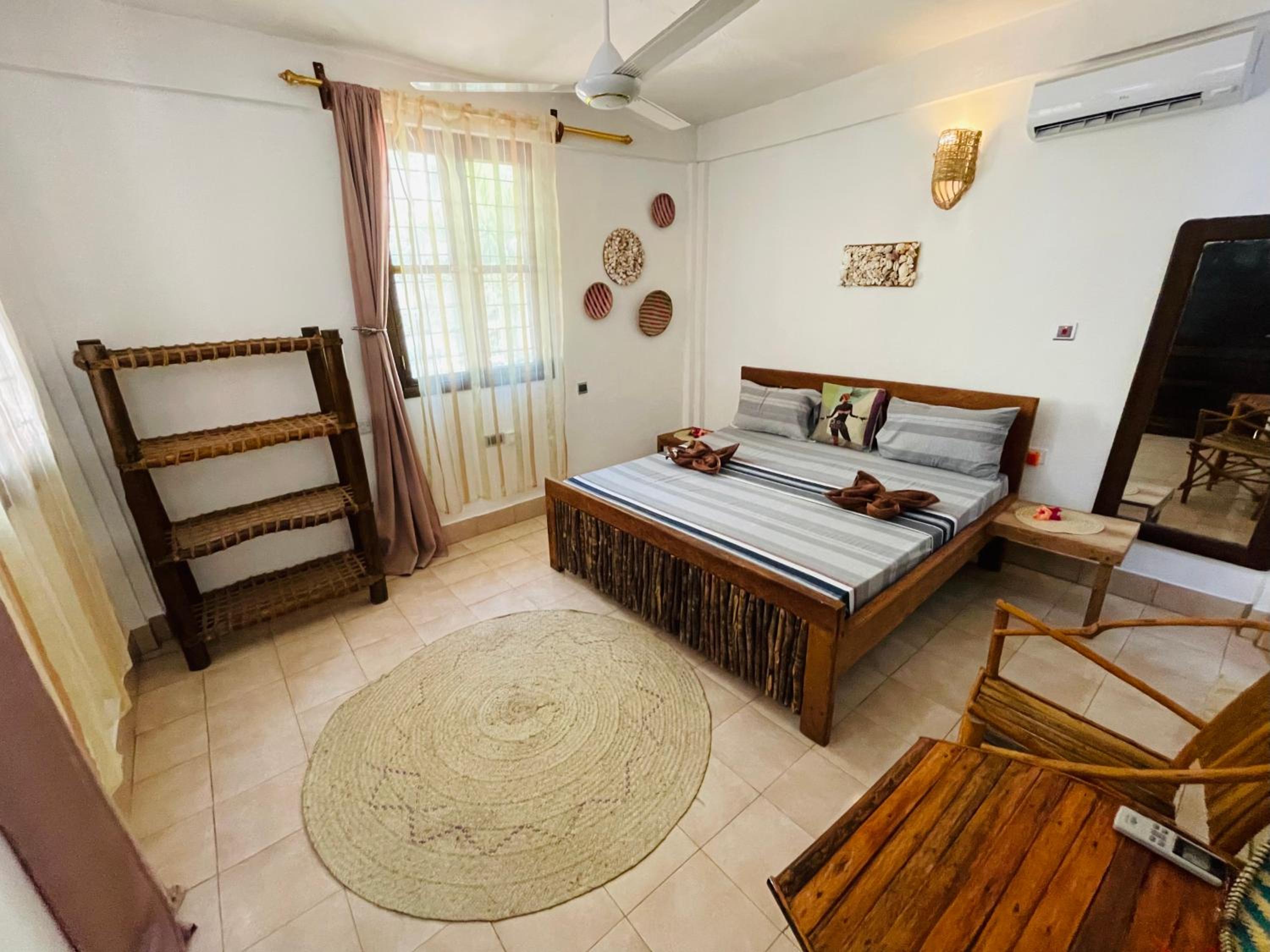 Standard King Room - Photo 14