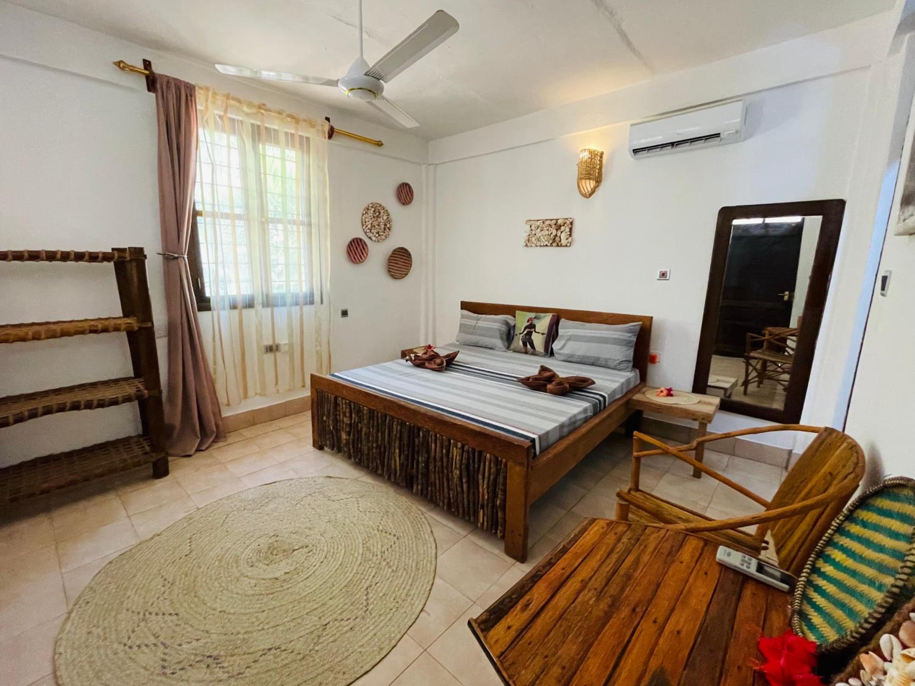 Standard King Room - Photo 17