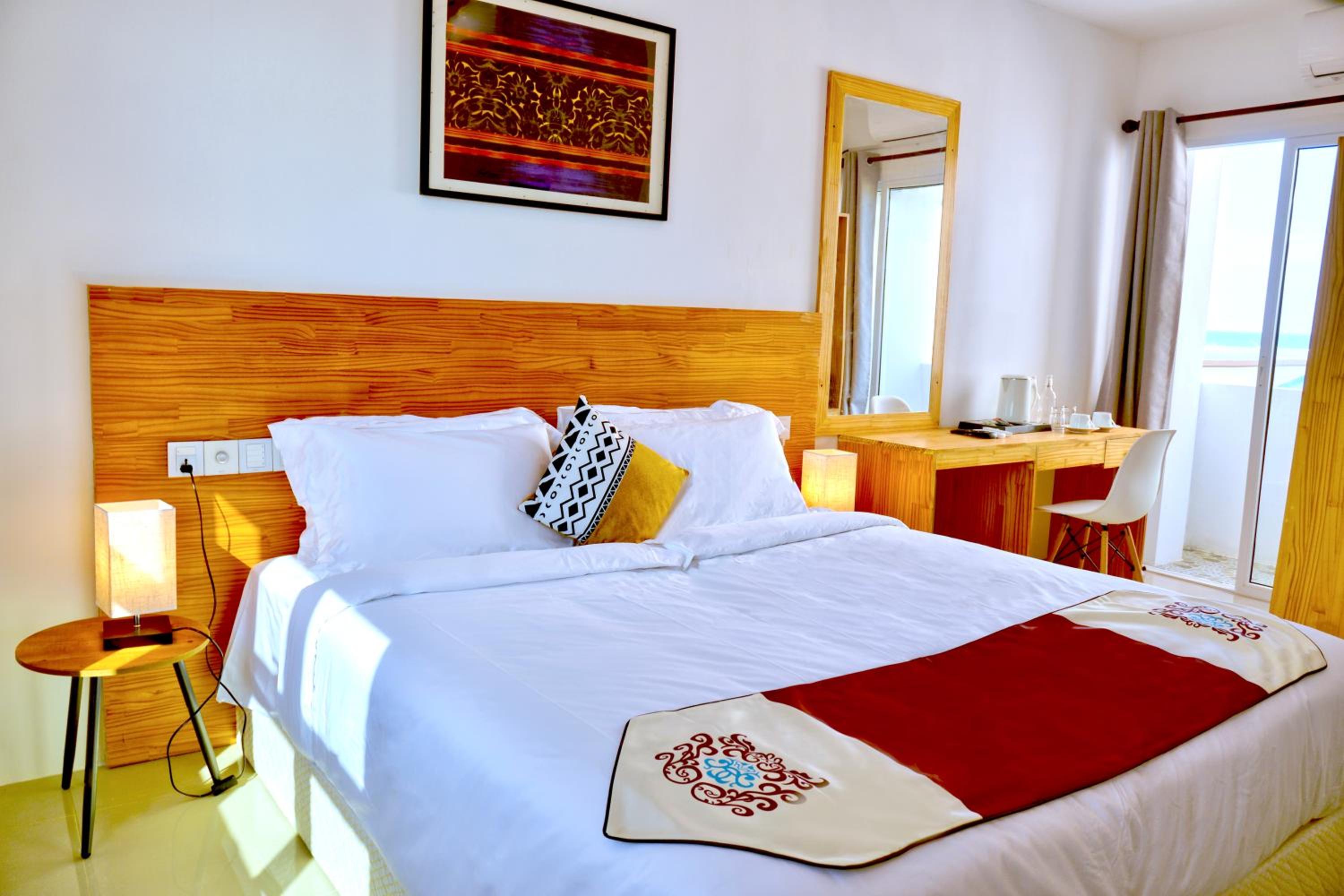 Deluxe Double Room with Side Sea View - Photo 3