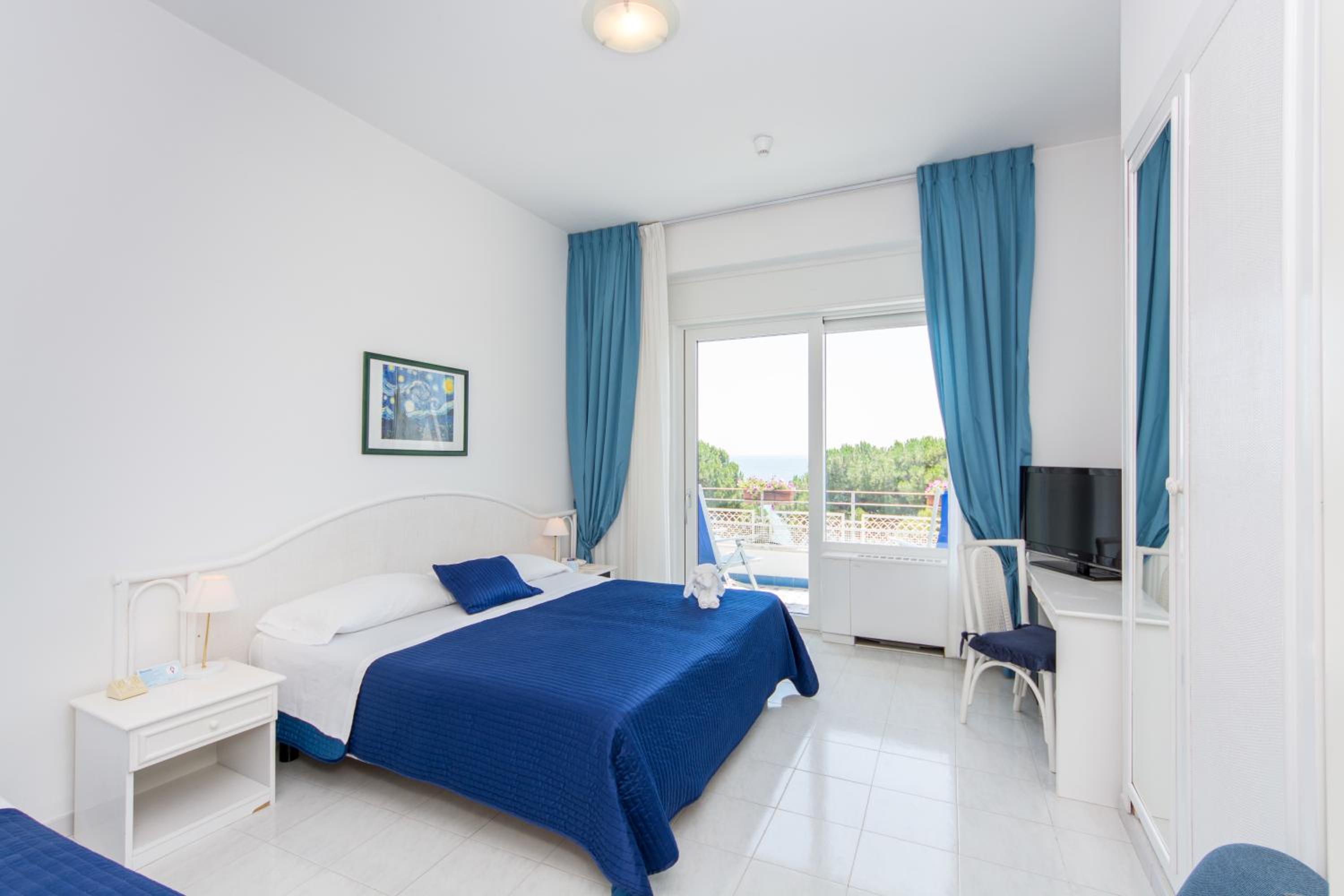 Triple Room with Balcony and Sea View