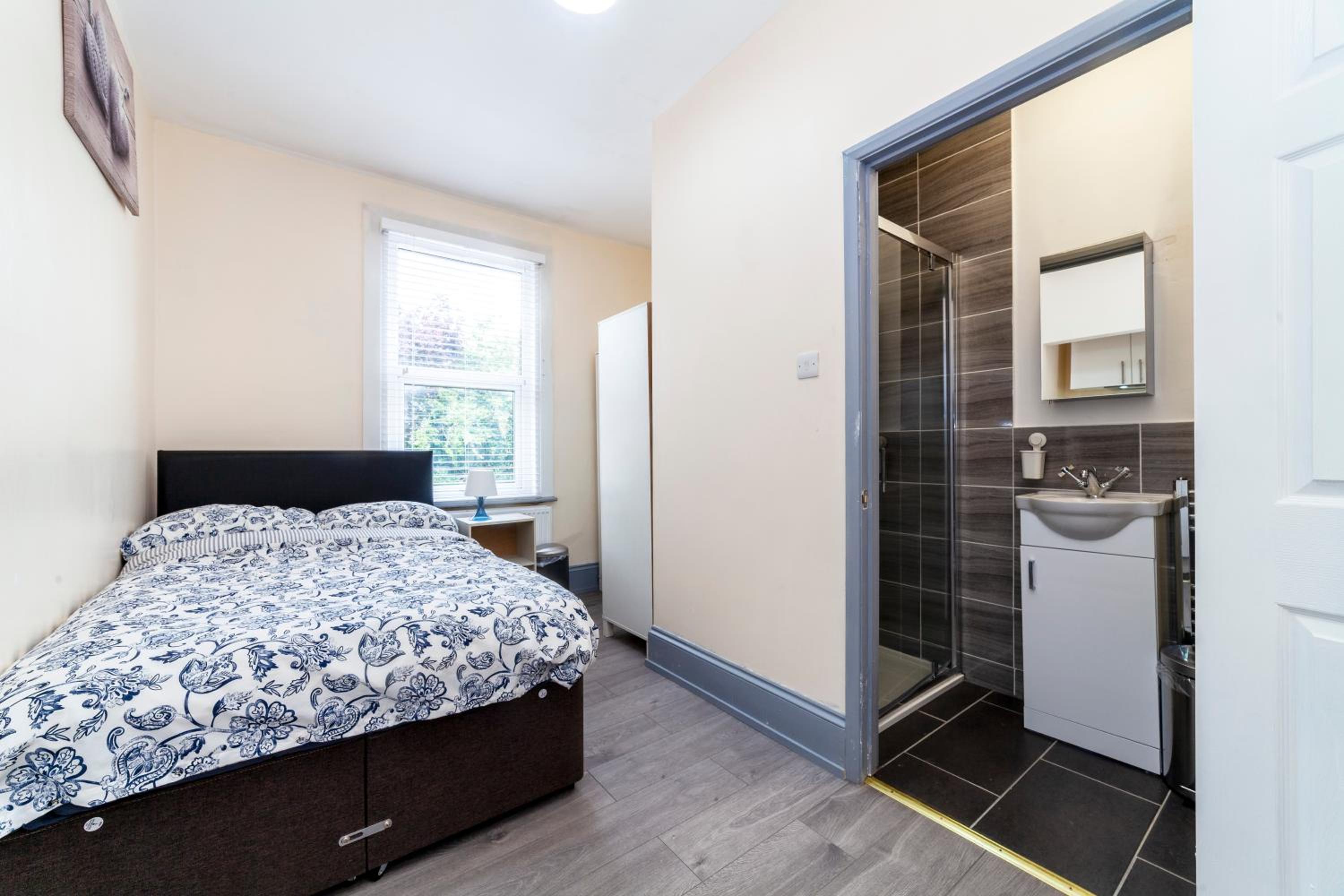 Single Room With Private Bathroom photo 2