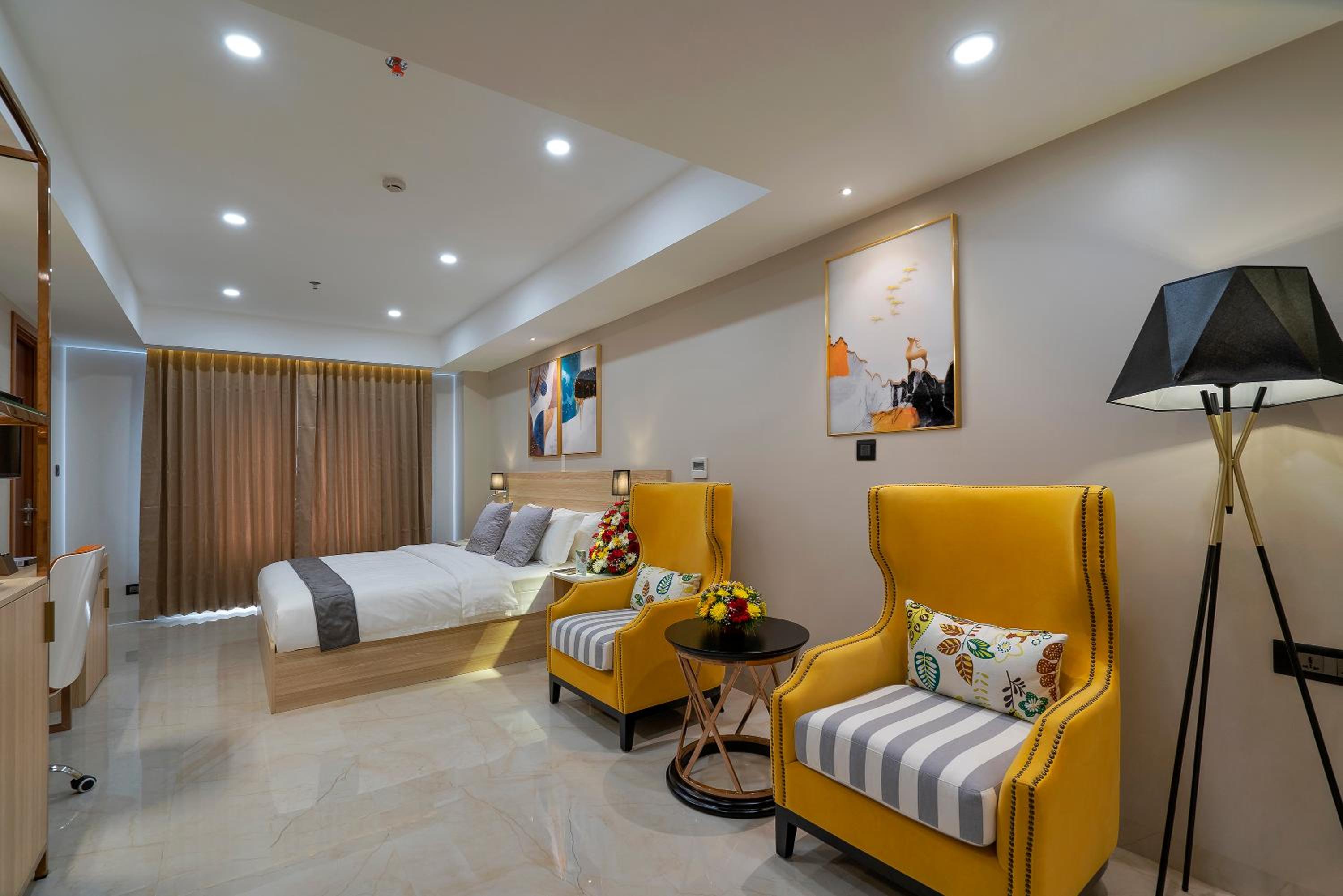 Deluxe King Room - Photo 2