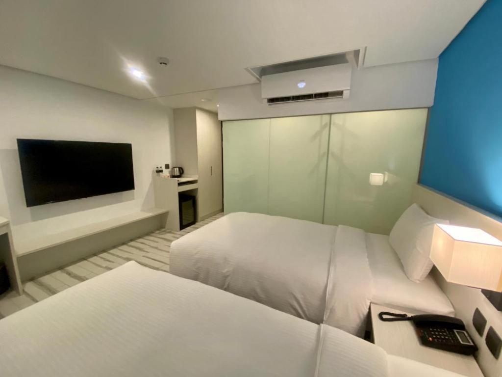 Standard Twin Room (No Window) - Photo 2
