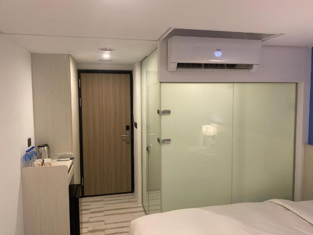 Standard Quadruple Room (No Window) - Photo 4