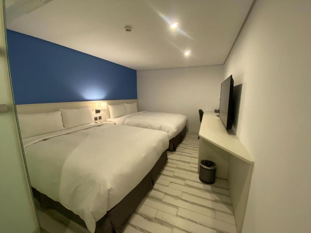 Standard Quadruple Room (No Window) - Photo 1