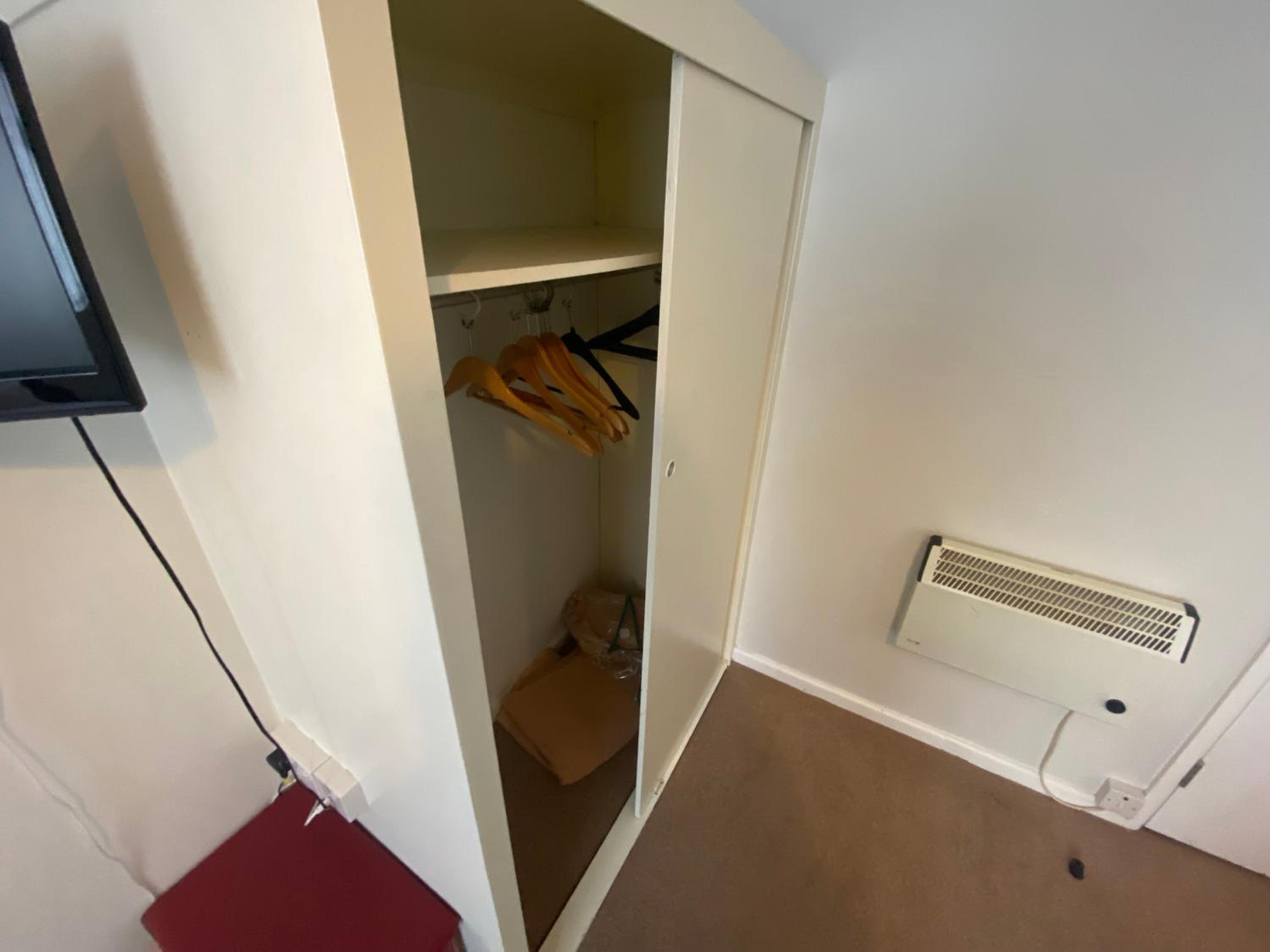 Twin Room - Photo 2