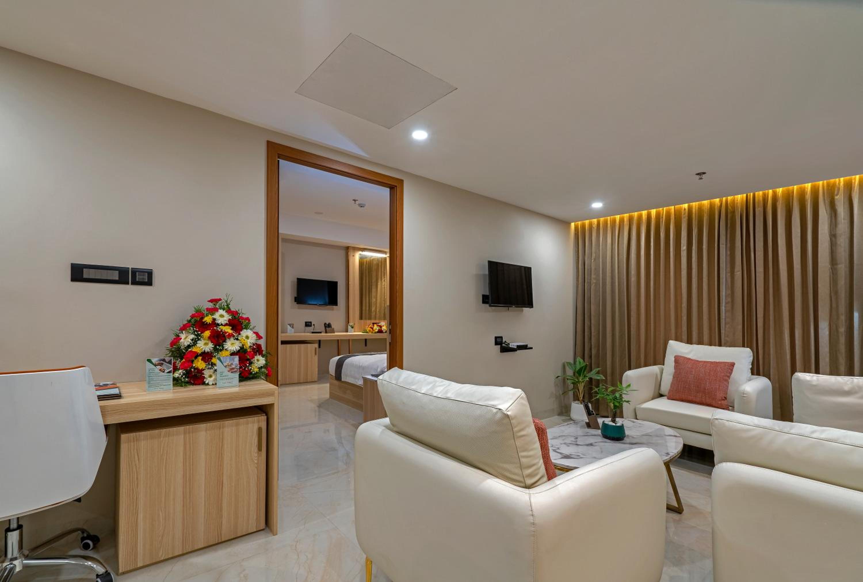 Deluxe King Suite - Photo 5