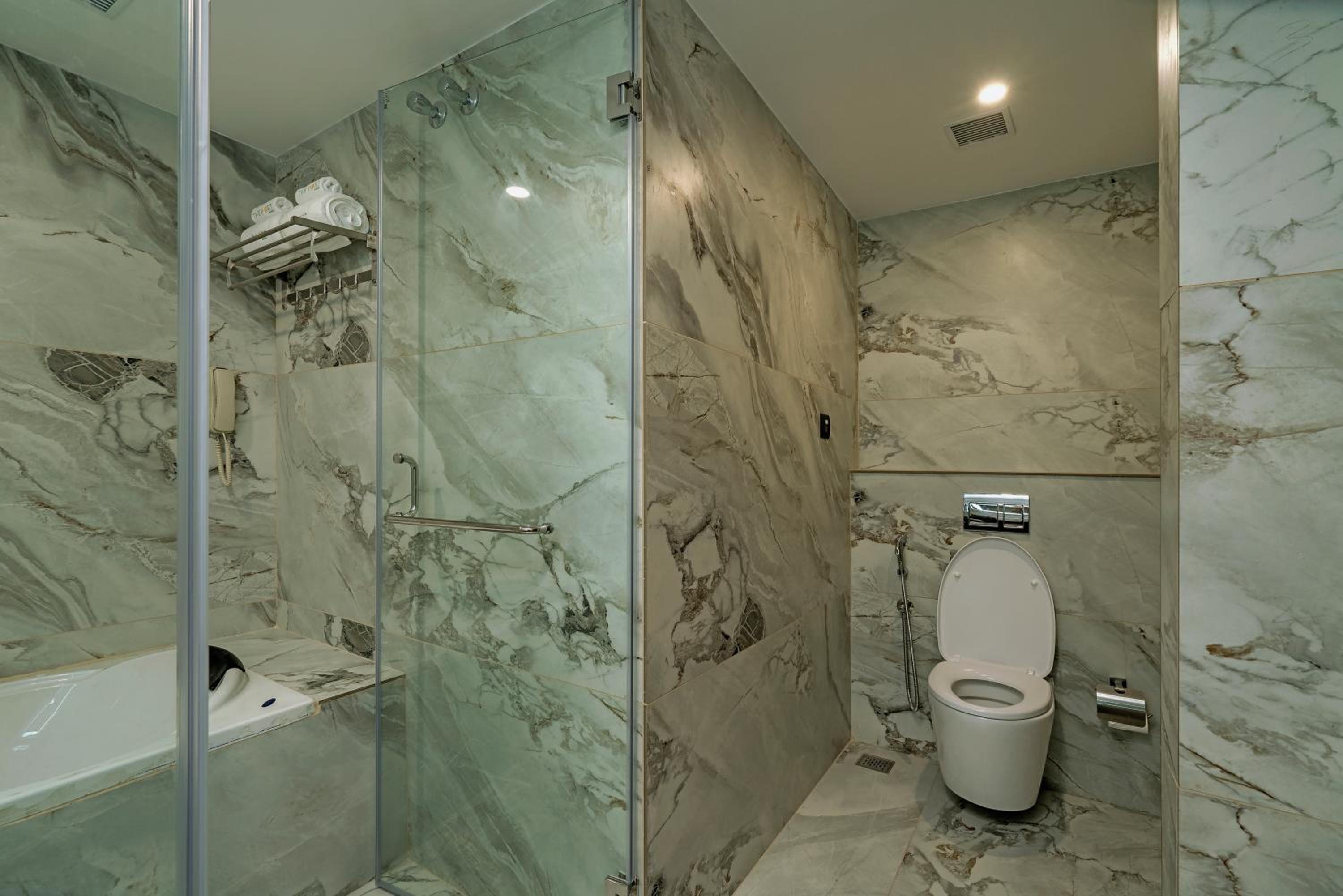 Deluxe King Suite - Photo 4