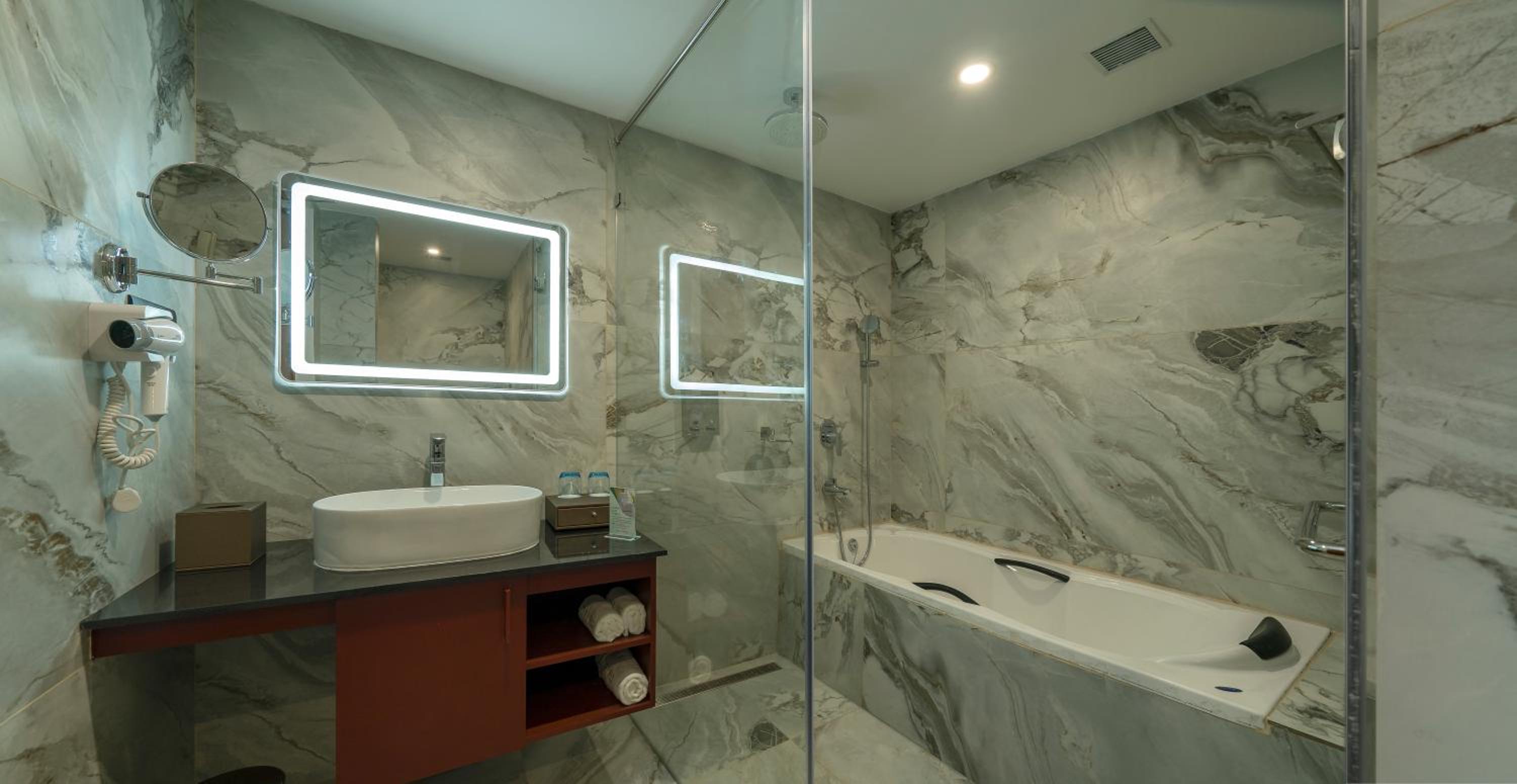 Deluxe King Suite - Photo 3
