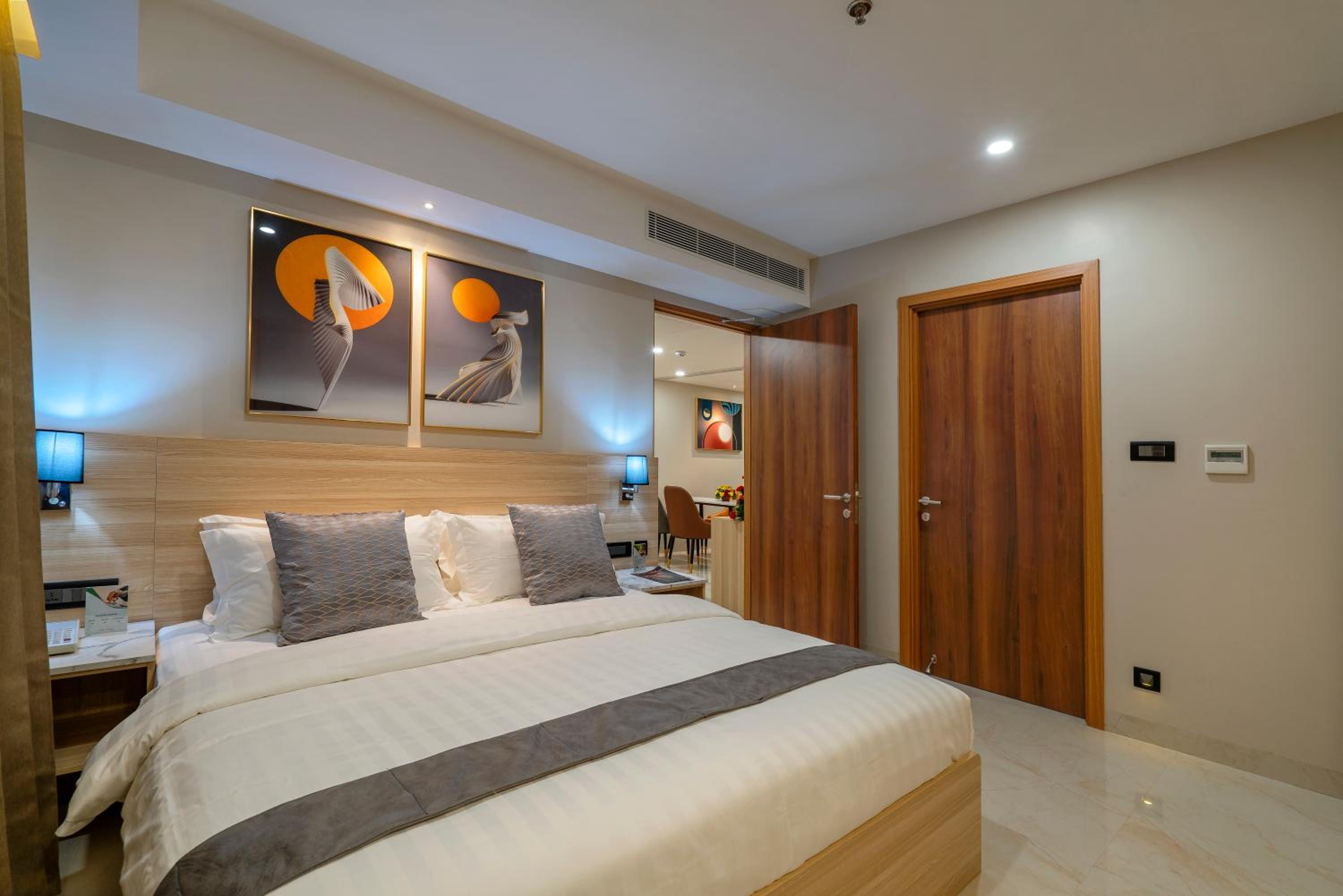 Deluxe King Suite - Photo 2