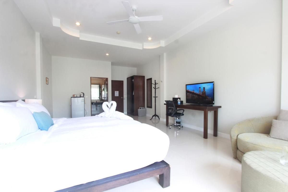 Deluxe King Room with Balcony - Photo 8