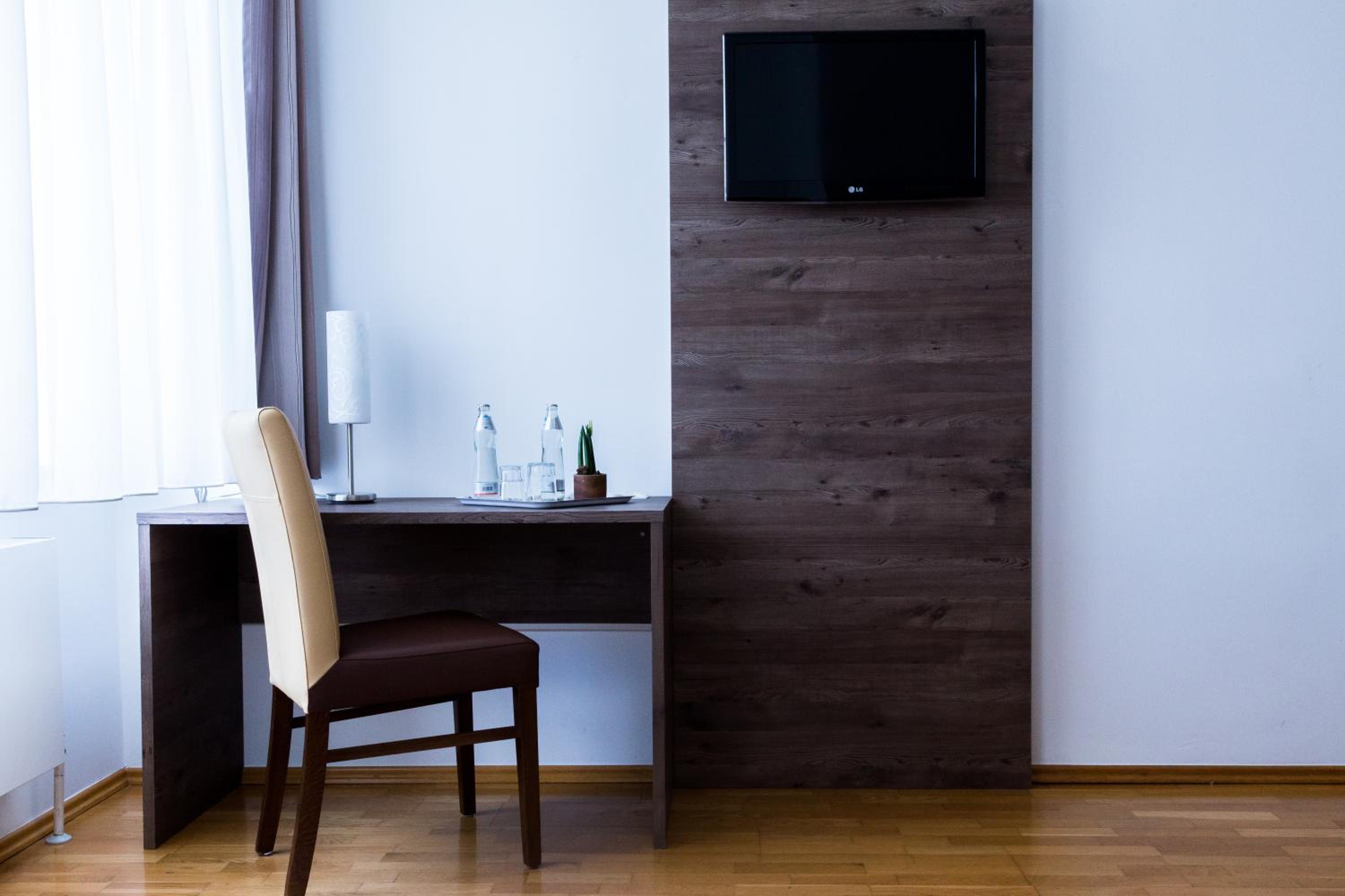 Double Room - Photo 8