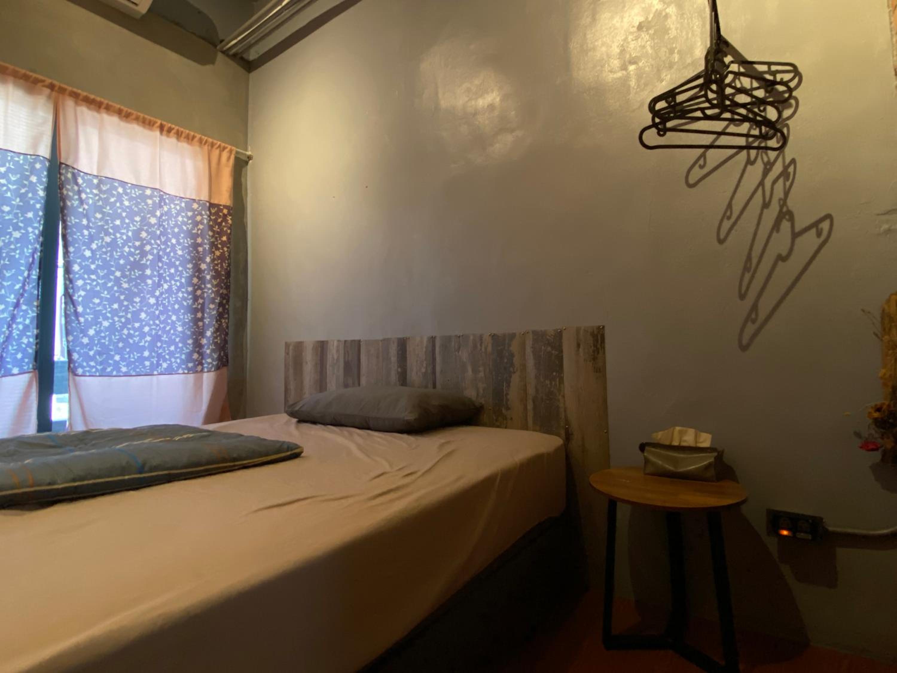 Single Room with Shared Bathroom photo 2