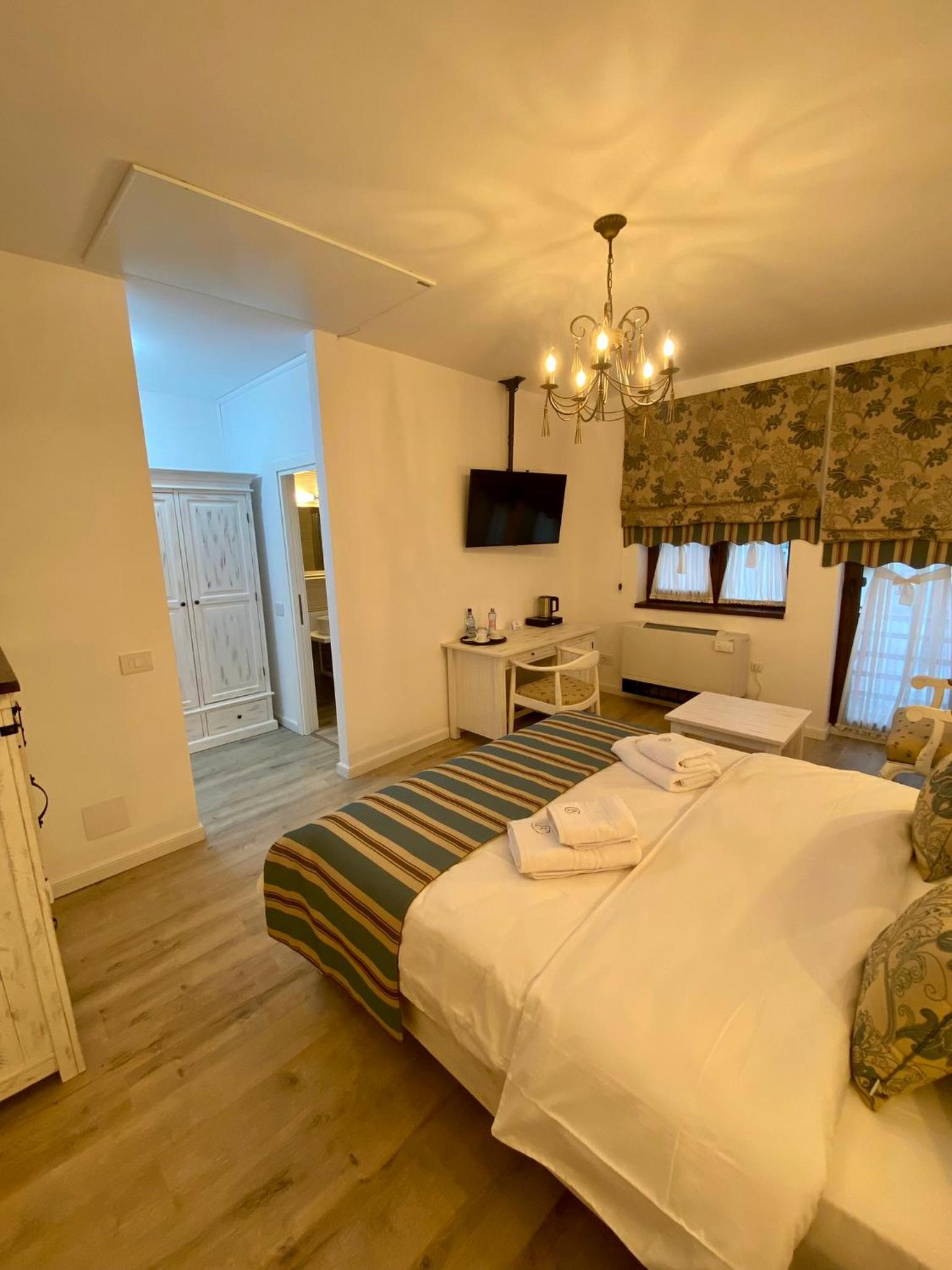 Superior King Room photo 2
