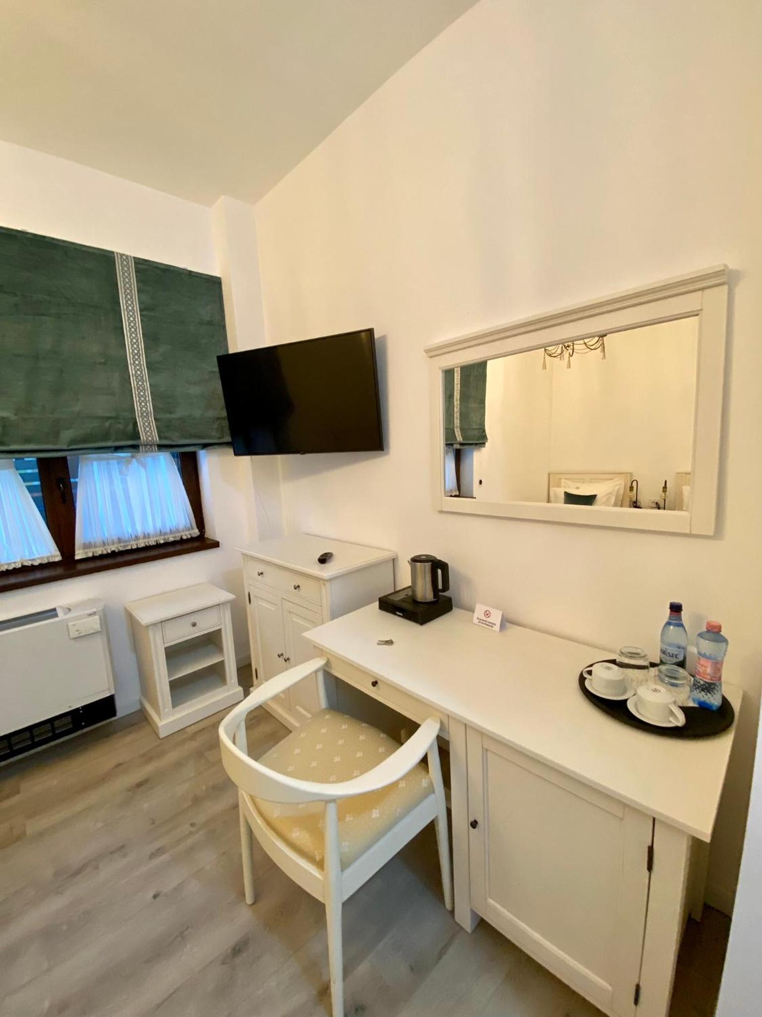 Twin Room - Disability Access photo 2