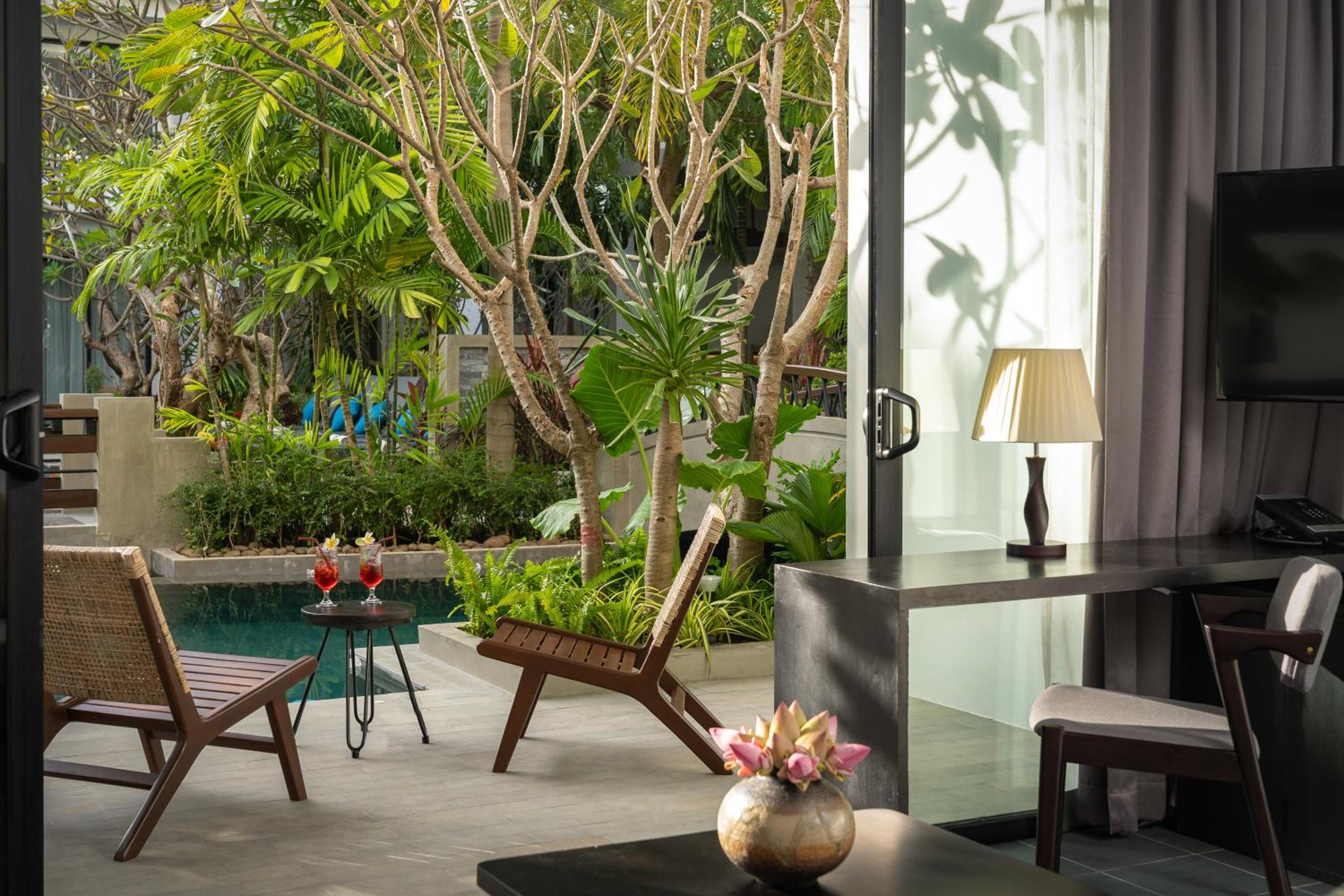 Suite Pool Access - Photo 2