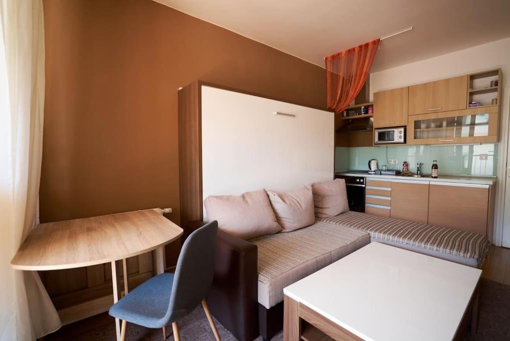 One-Bedroom Apartment photo 1