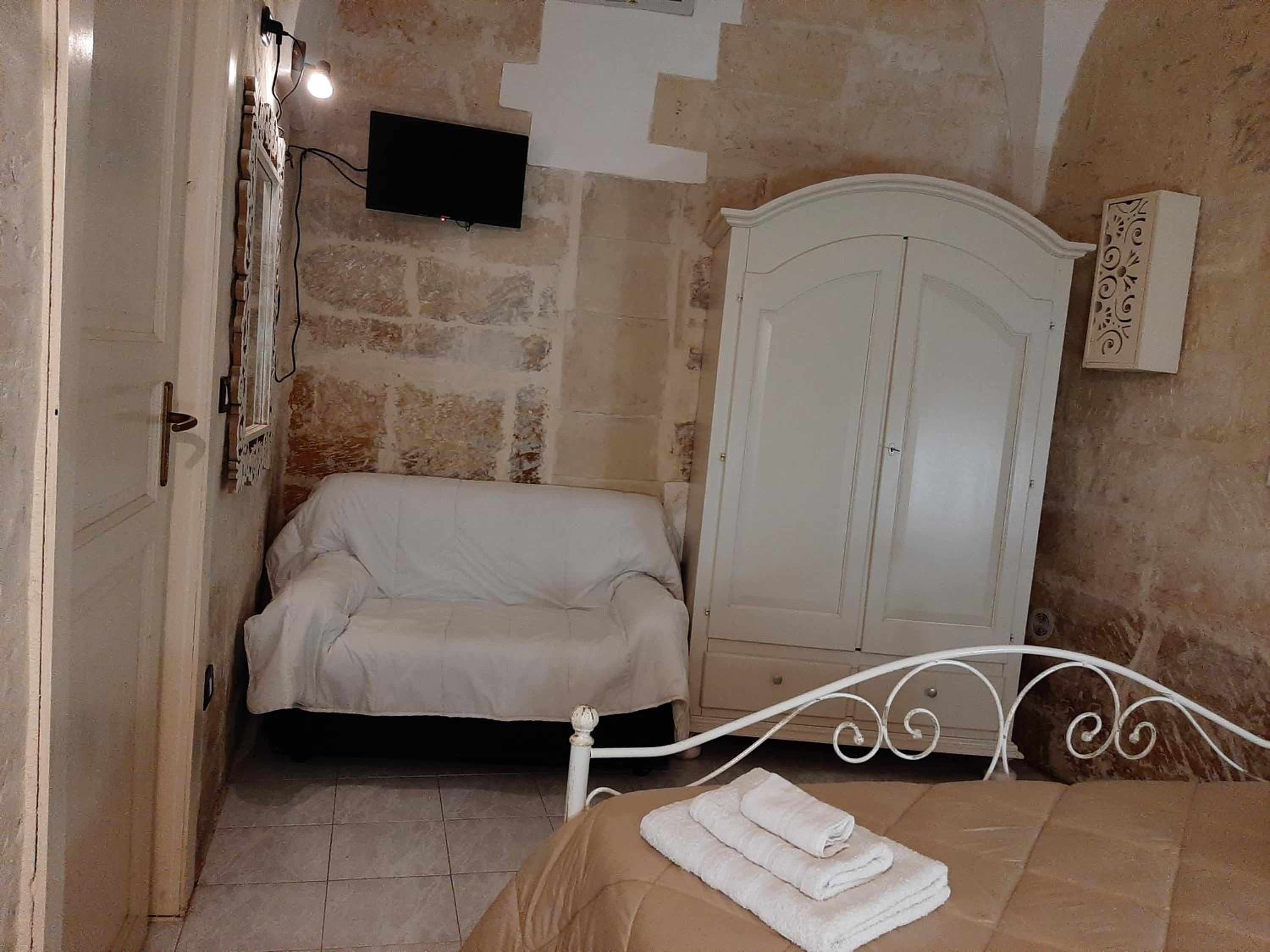 One-Bedroom Apartment - Photo 12
