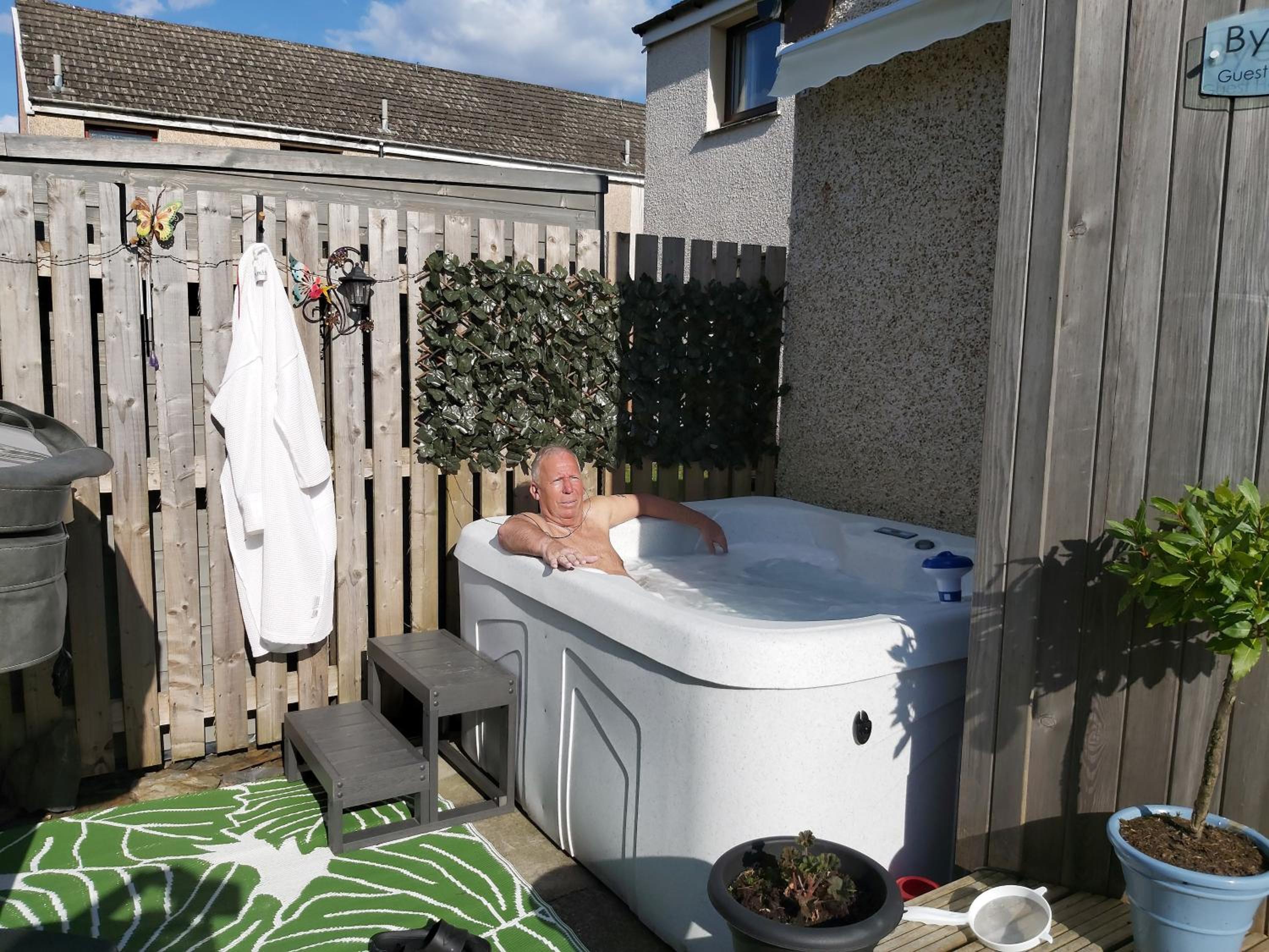 Deluxe Double Room with Shower - Photo 5