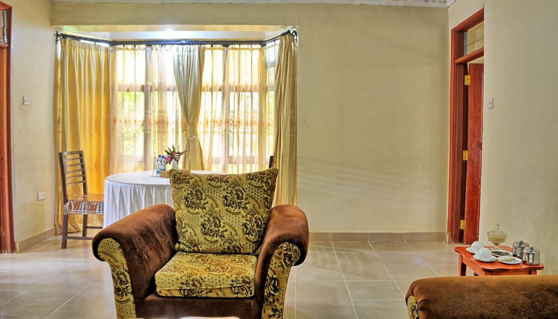 Executive Suite - Photo 5