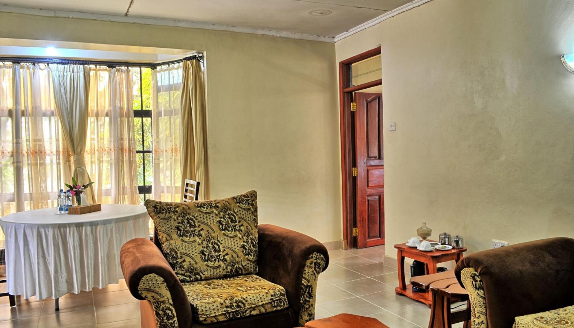 Executive Suite - Photo 4