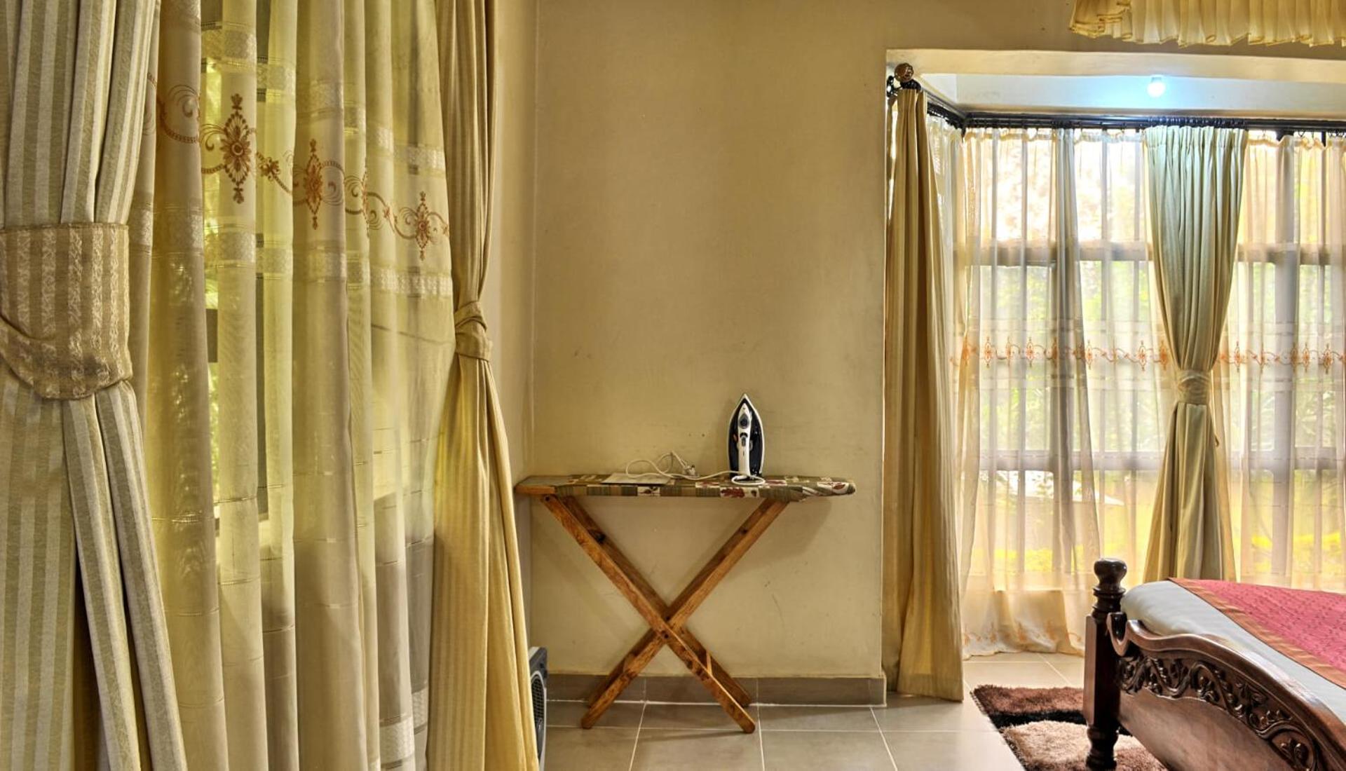 Executive Suite - Photo 6