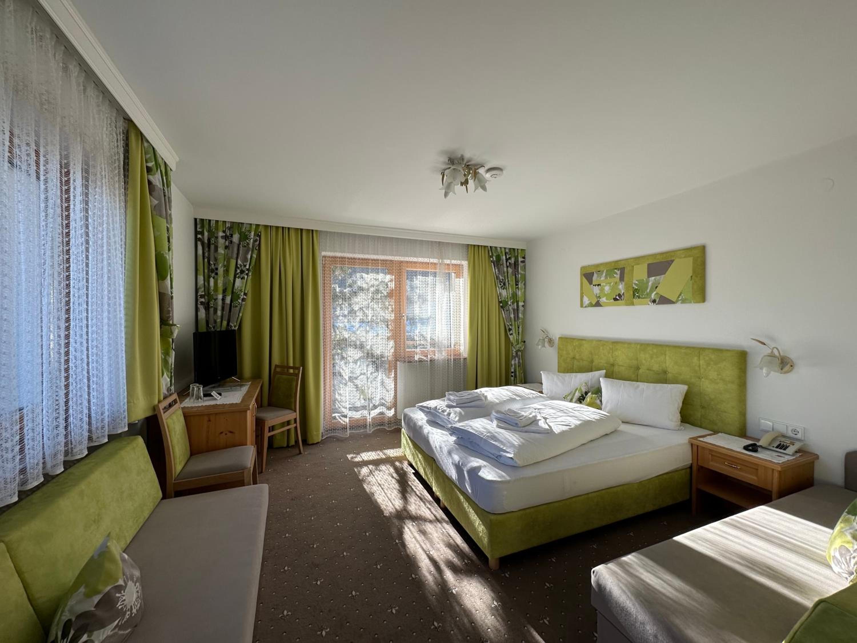 Quadruple Room with Mountain View