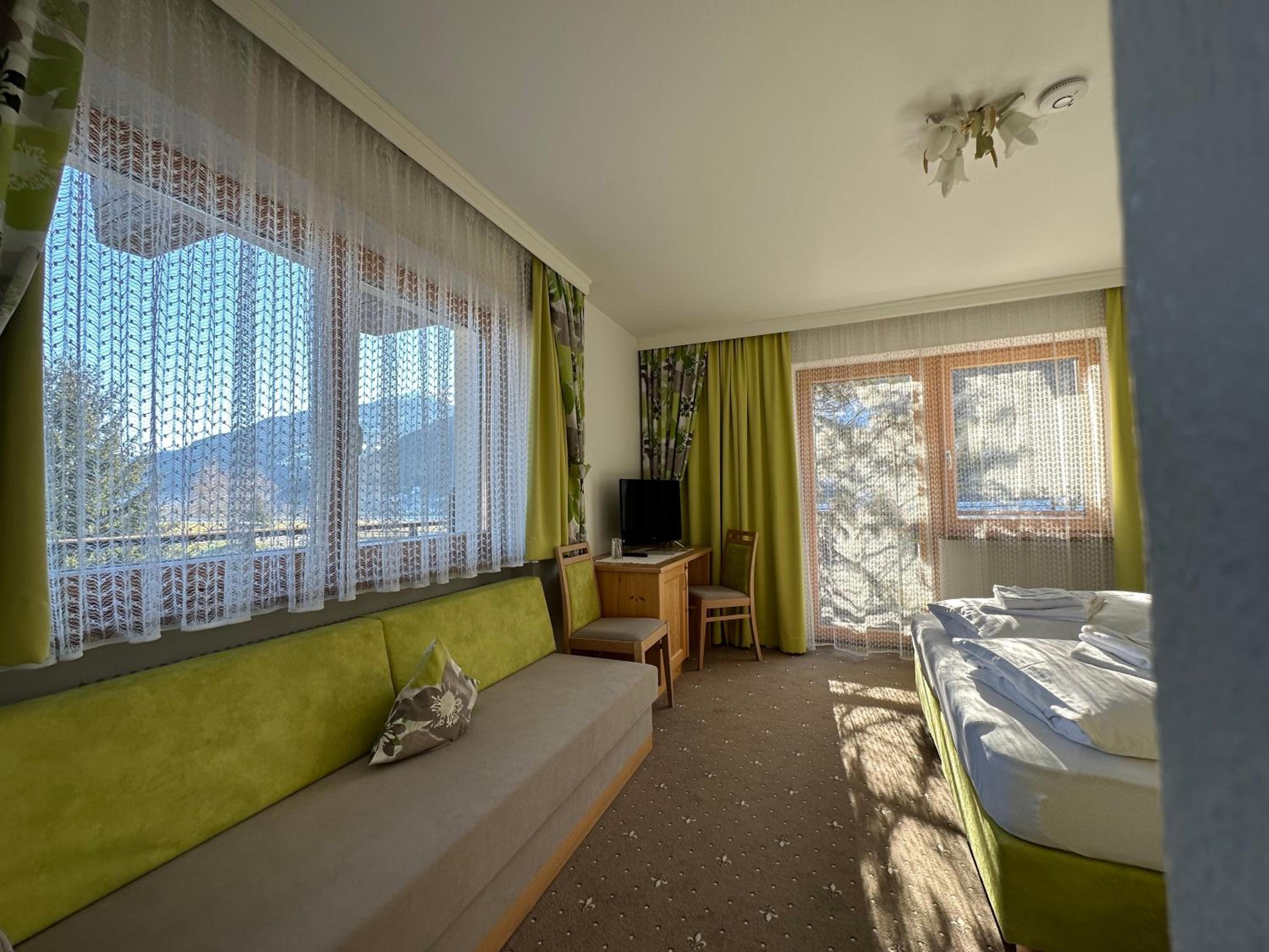 Quadruple Room with Mountain View photo 3