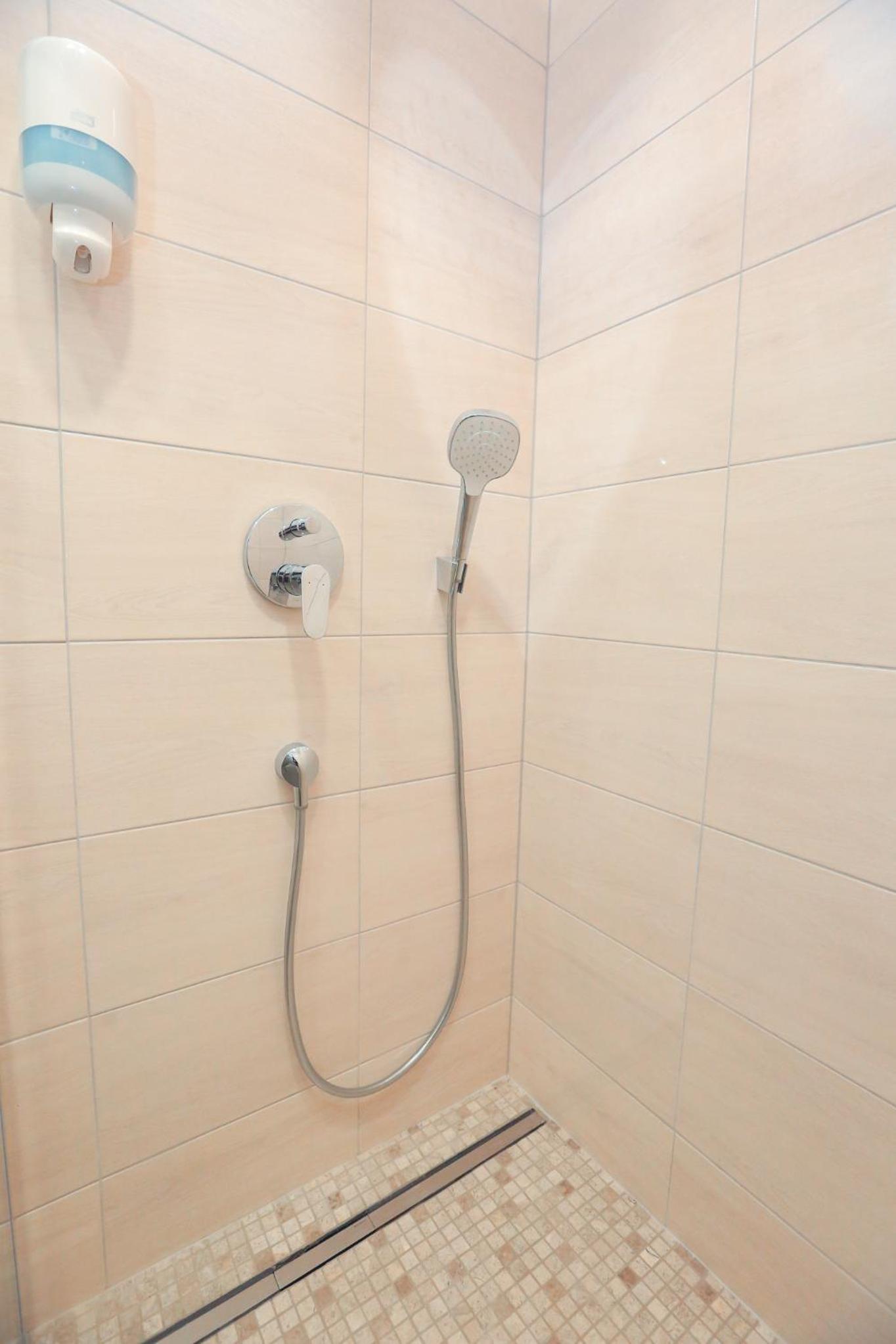 Quadruple Room - Photo 7