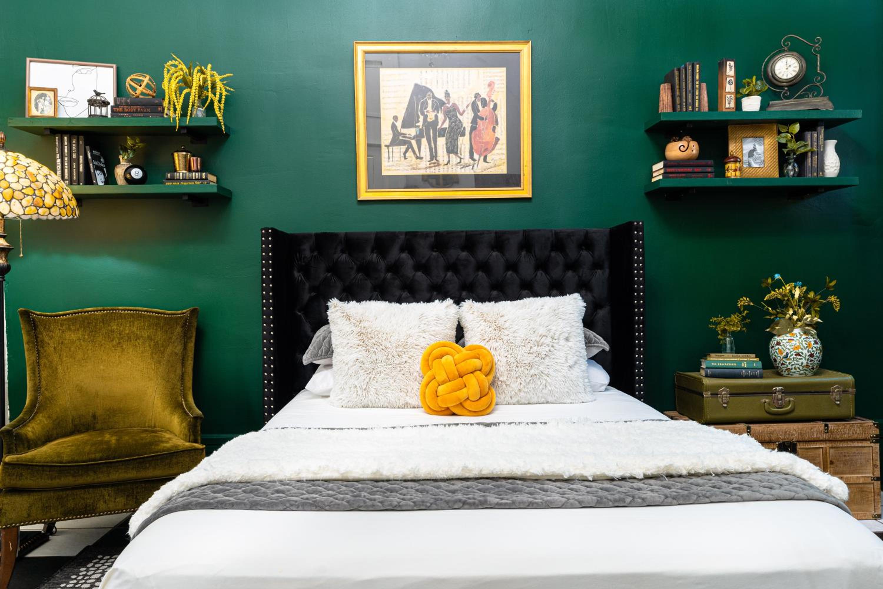 #2 Queen Suite - Photo 1