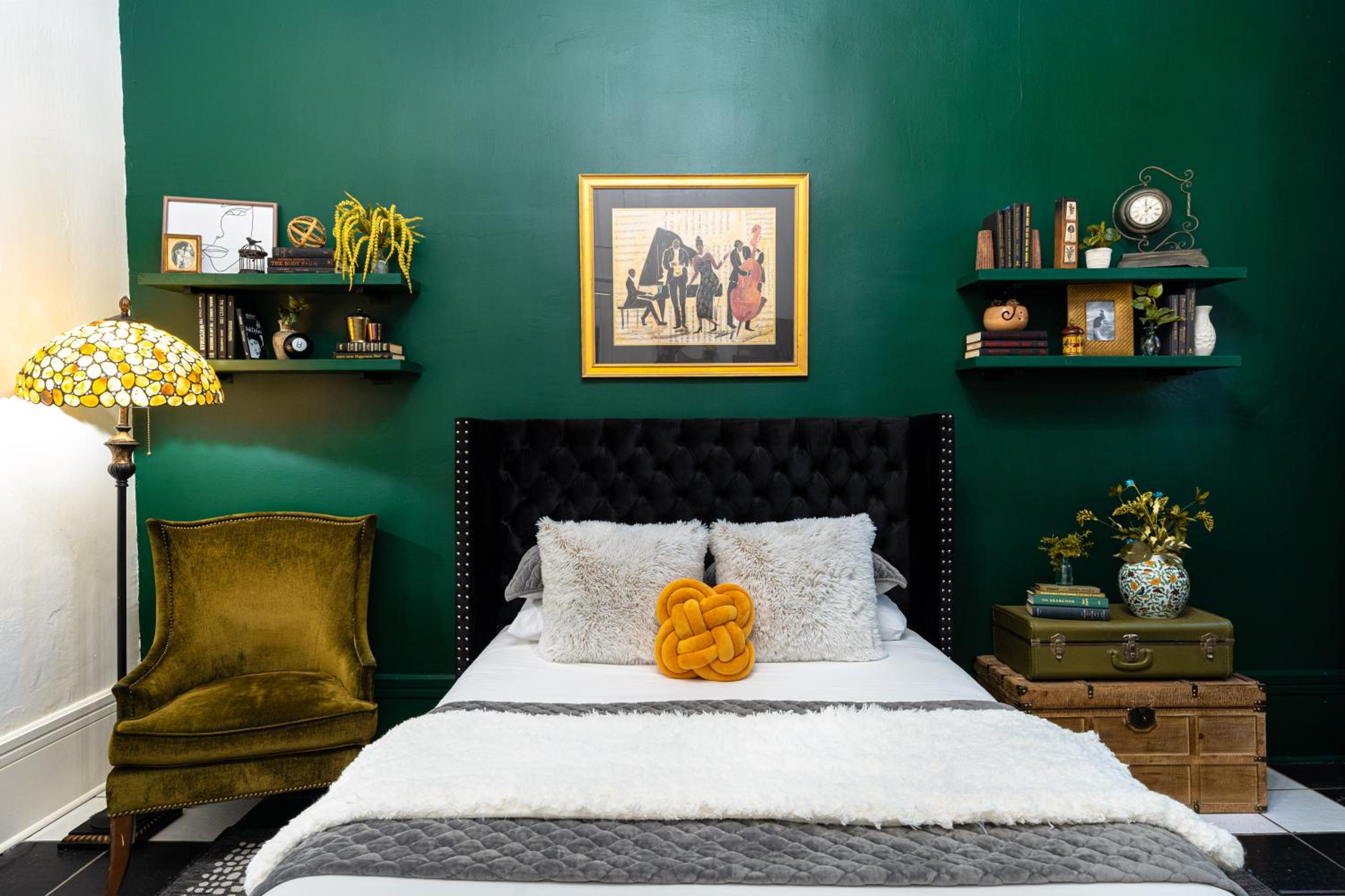 #2 Queen Suite - Photo 11