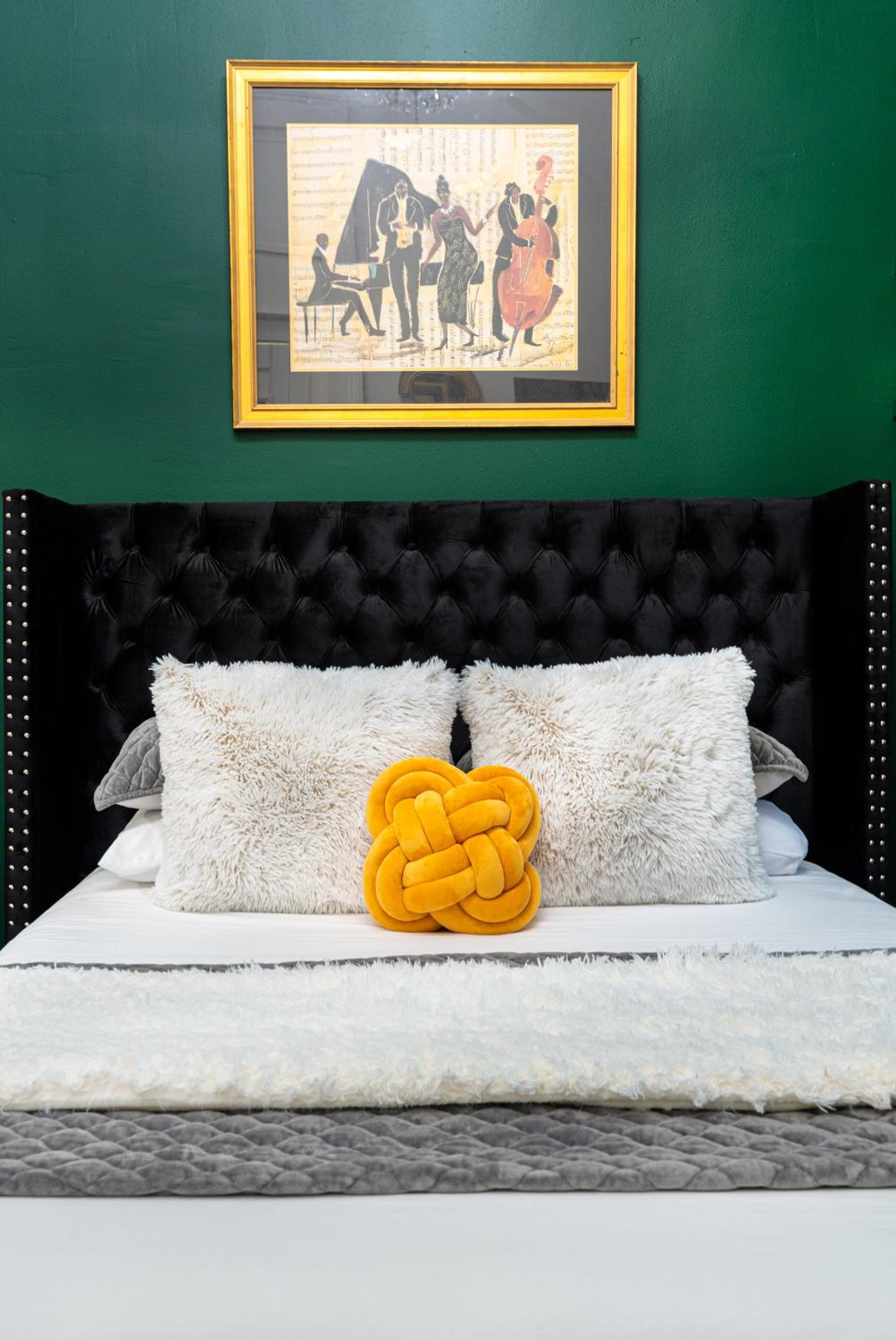 #2 Queen Suite - Photo 8
