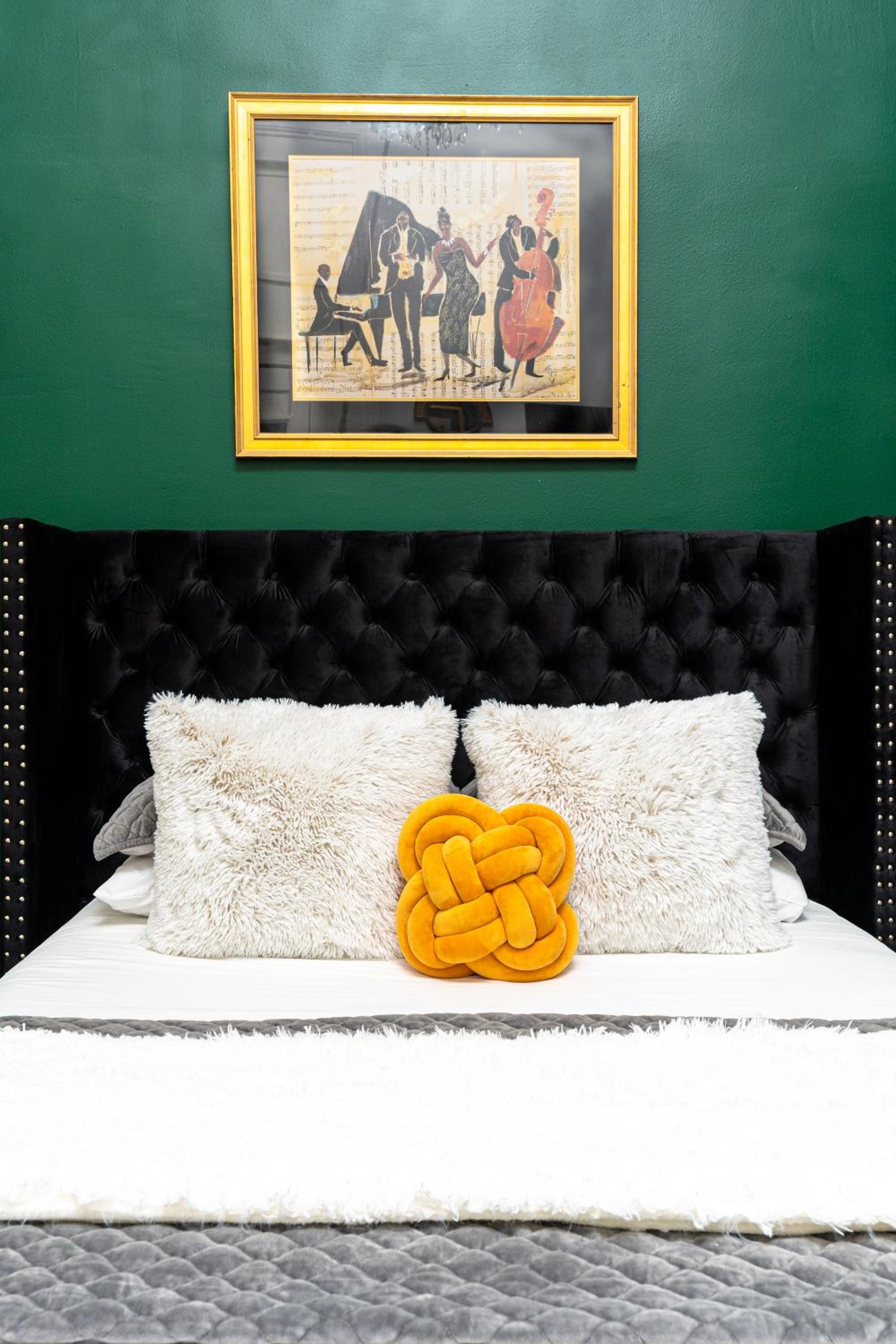 #2 Queen Suite - Photo 9