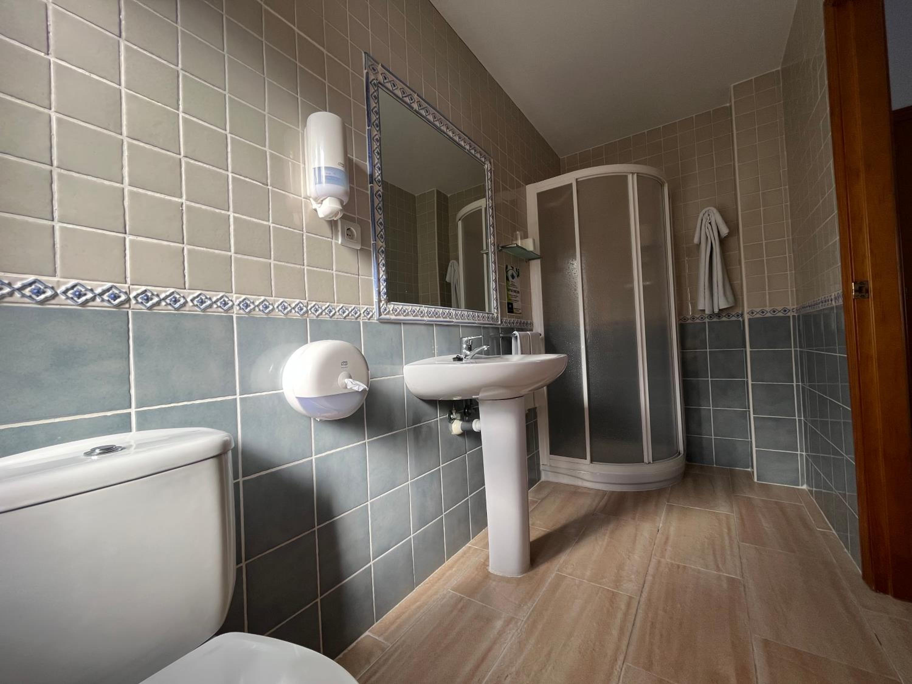 Double or Twin Room - Photo 3