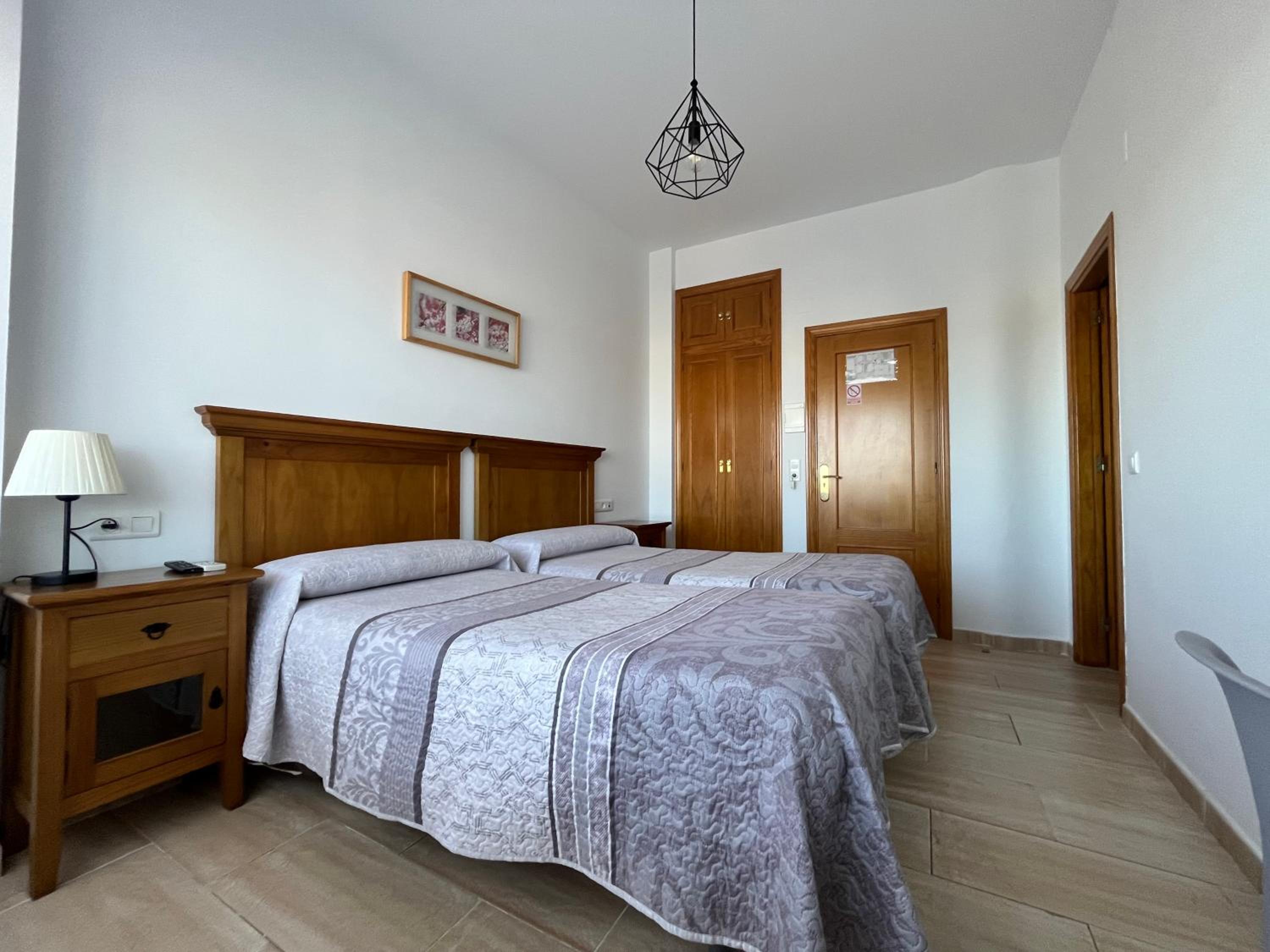 Twin Room - Photo 3