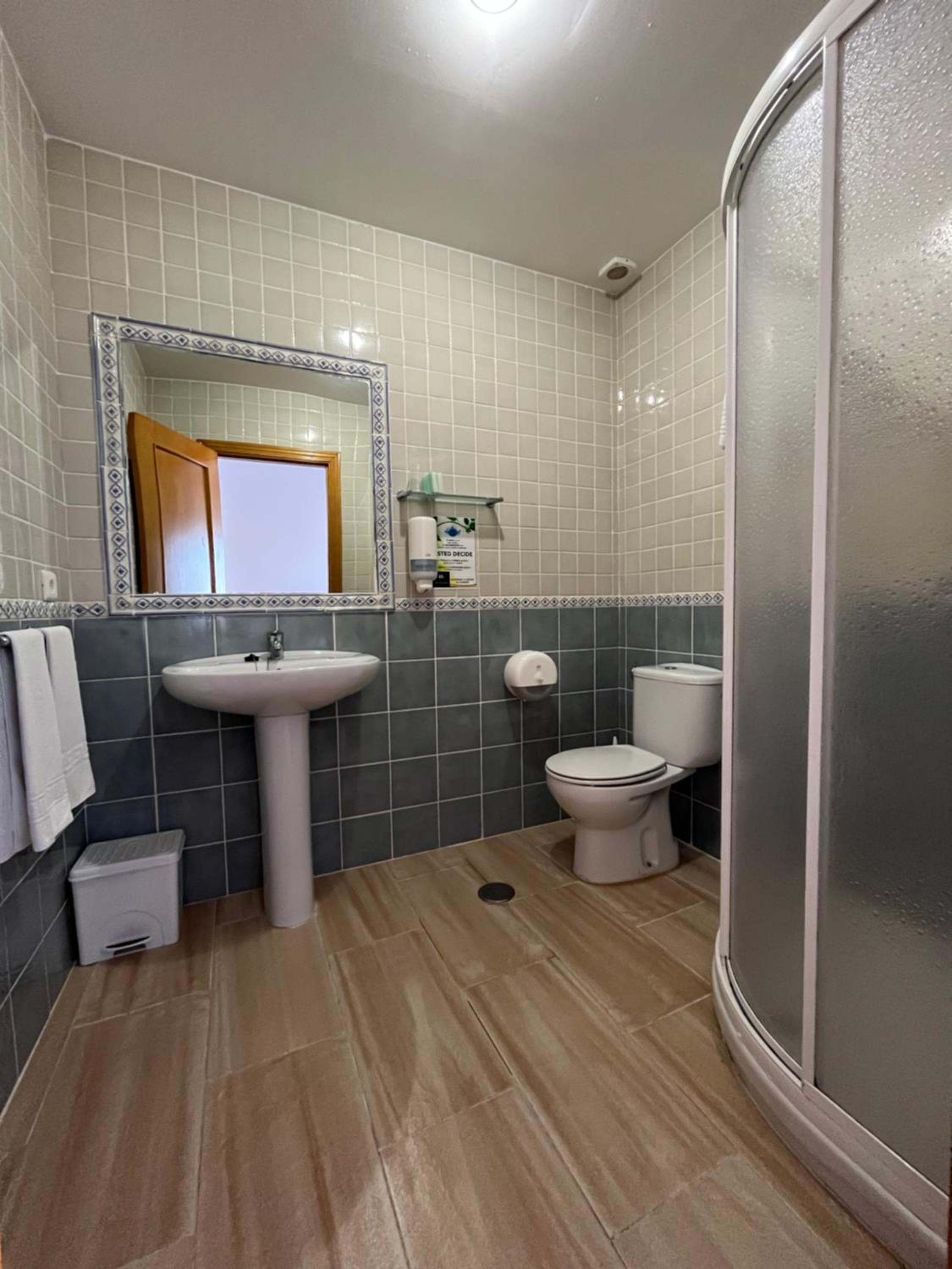 Twin Room - Photo 5