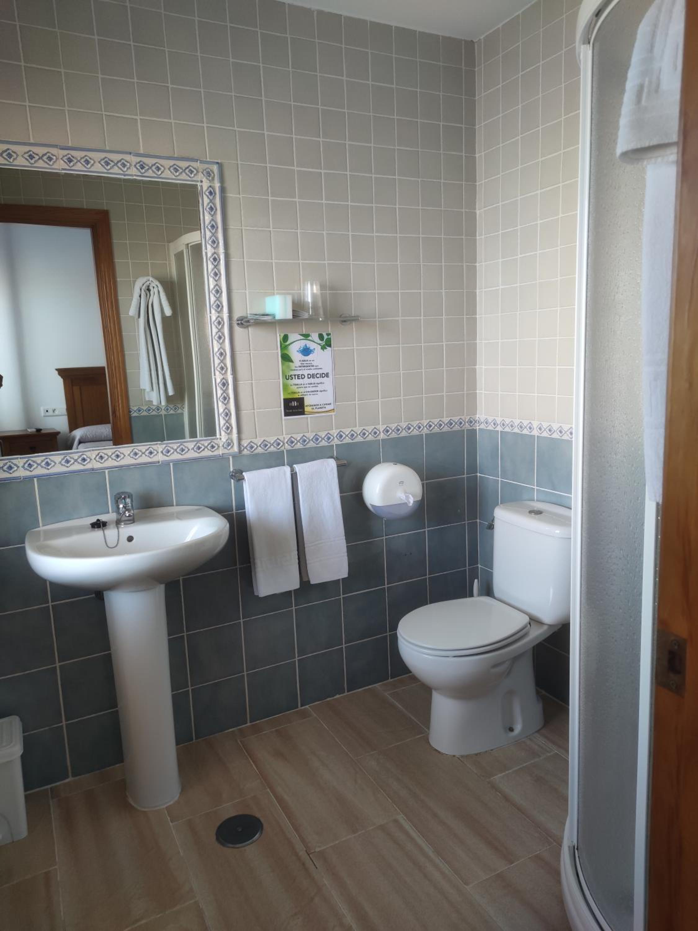 Deluxe Queen Room - Photo 6