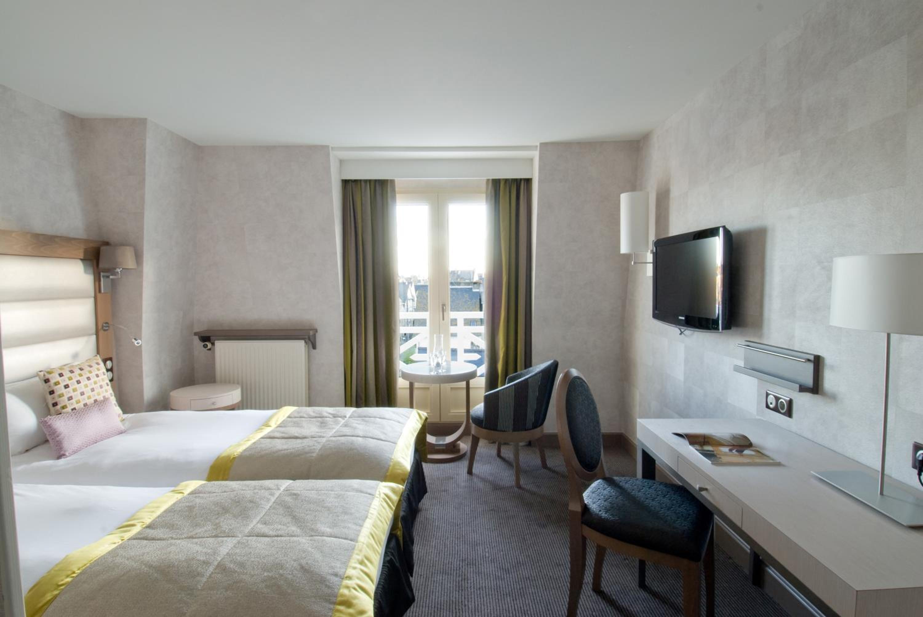 Emeraude Double Room with City View   - Photo 4