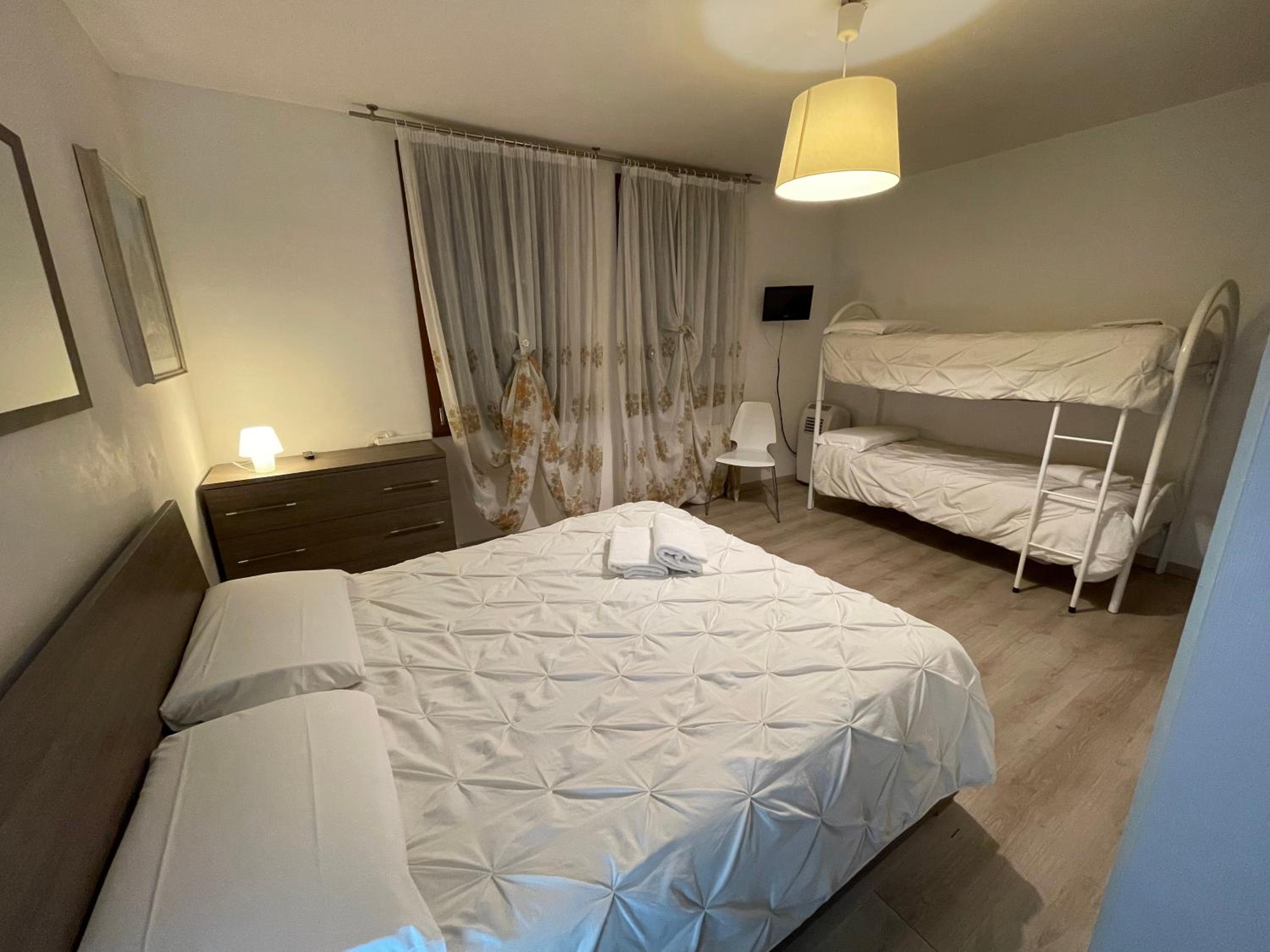 Quadruple Room with private bathroom and canal view photo 3