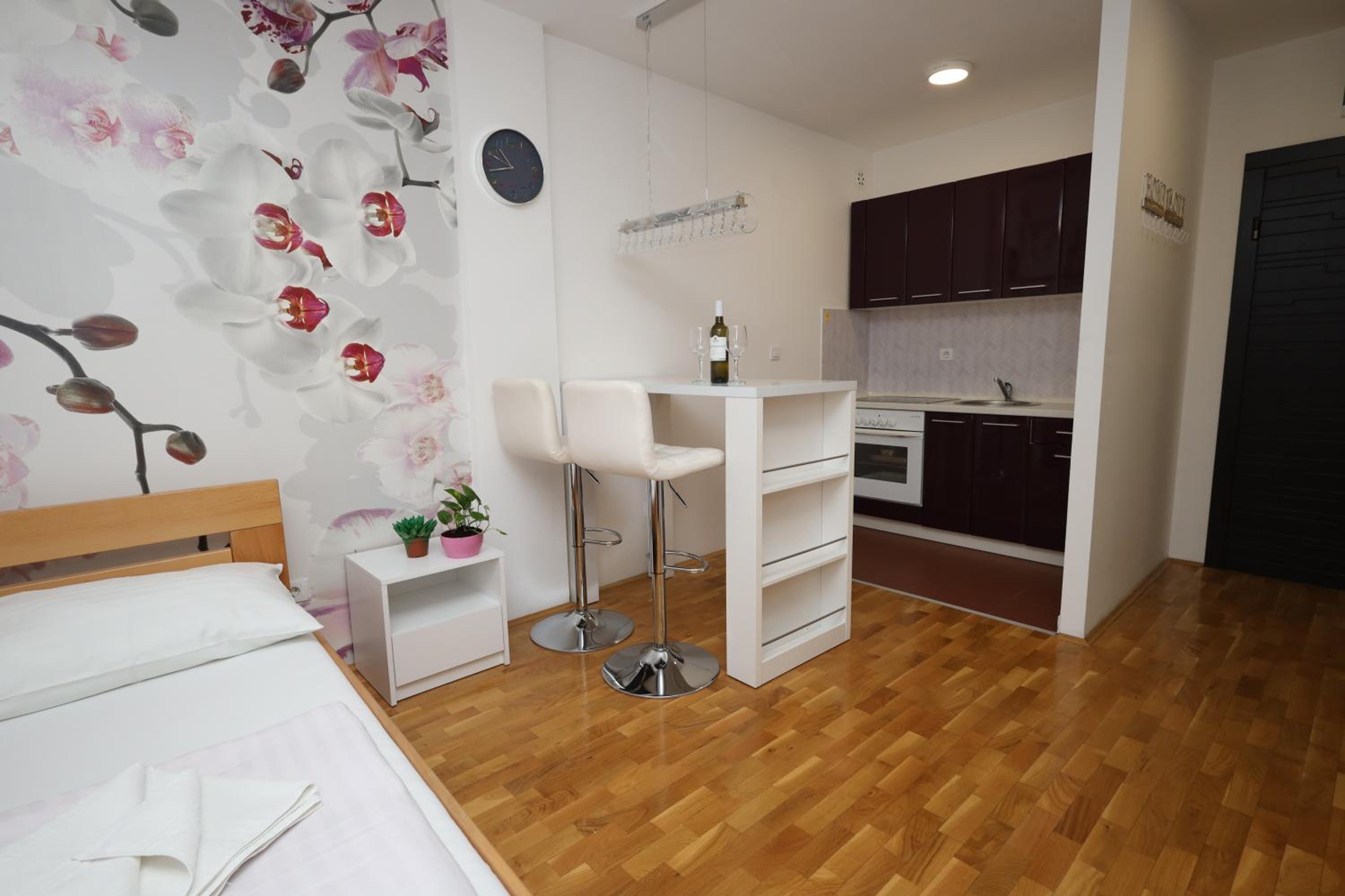 One-Bedroom Apartment photo 2