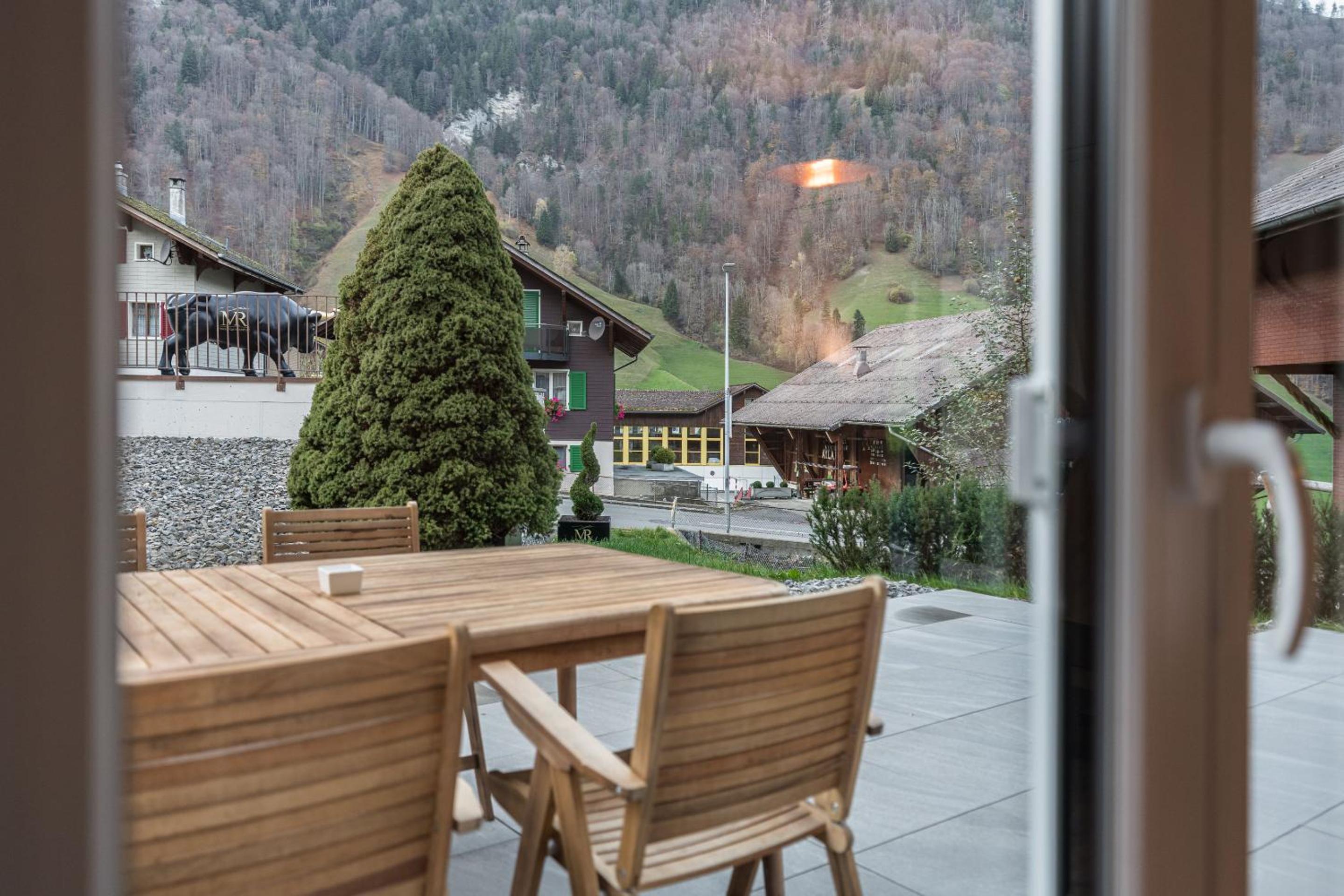 Apartment with Mountain View - Photo 2